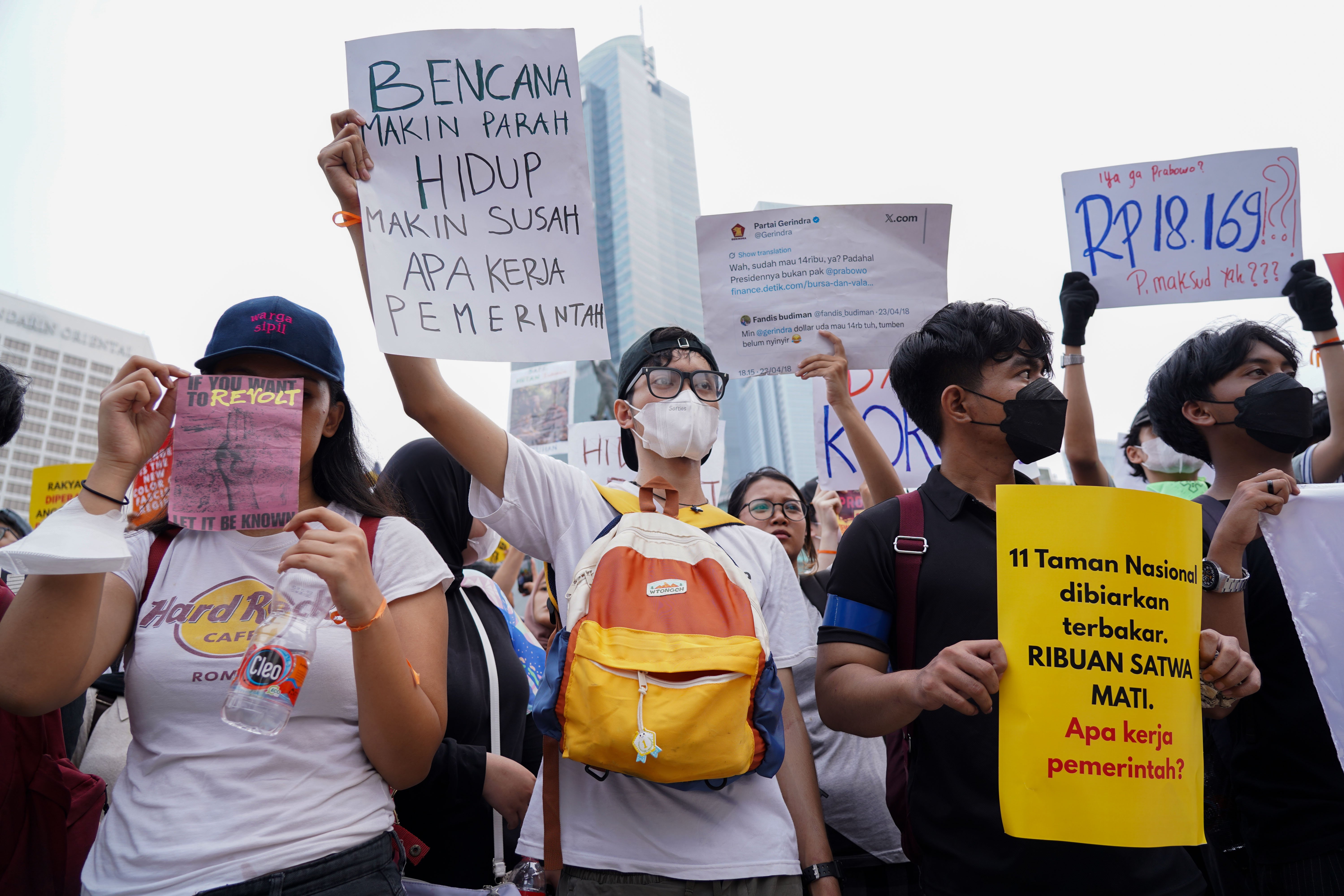 Mahasiswa dan sejumlah elemen masyarakat berunjuk rasa di kawasan Bundaran HI, Jakarta, Rabu (28/10/2026). Dalam aksinya tersebut demostrasan menyampaikan sejumlah tuntutan kepada pemerintah mulai dari tetapkan karhutla sebagai bencana nasional, hentikan pemborosan anggaran negara, perbaliki kualitas pendidikan, tegakkan hukum dan berantas korupsi hingga kembalikan kebebasan bersuara dan adili pelanggar HAM.