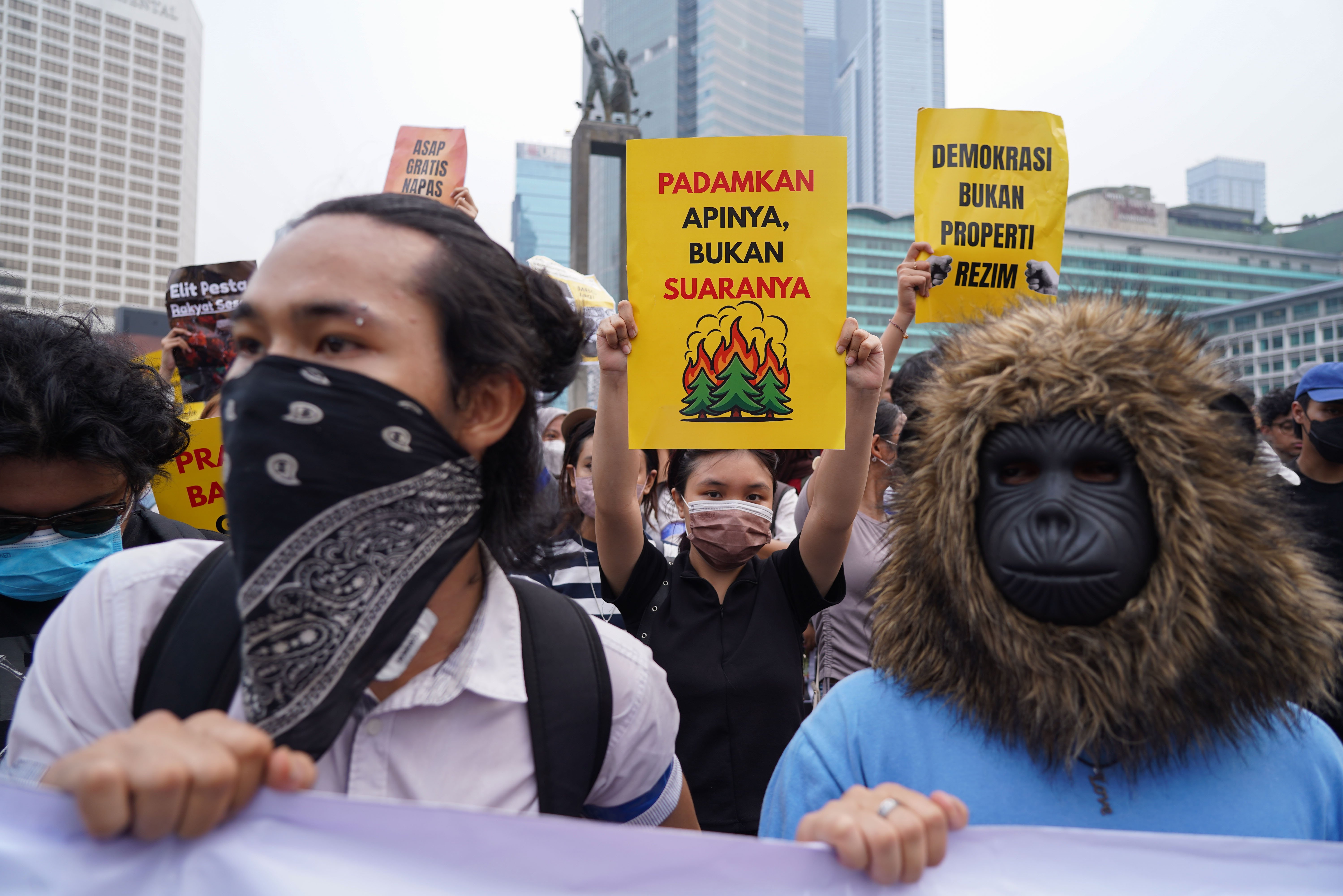 Mahasiswa dan sejumlah elemen masyarakat berunjuk rasa di kawasan Bundaran HI, Jakarta, Rabu (28/10/2026). Dalam aksinya tersebut demostrasan menyampaikan sejumlah tuntutan kepada pemerintah mulai dari tetapkan karhutla sebagai bencana nasional, hentikan pemborosan anggaran negara, perbaliki kualitas pendidikan, tegakkan hukum dan berantas korupsi hingga kembalikan kebebasan bersuara dan adili pelanggar HAM.