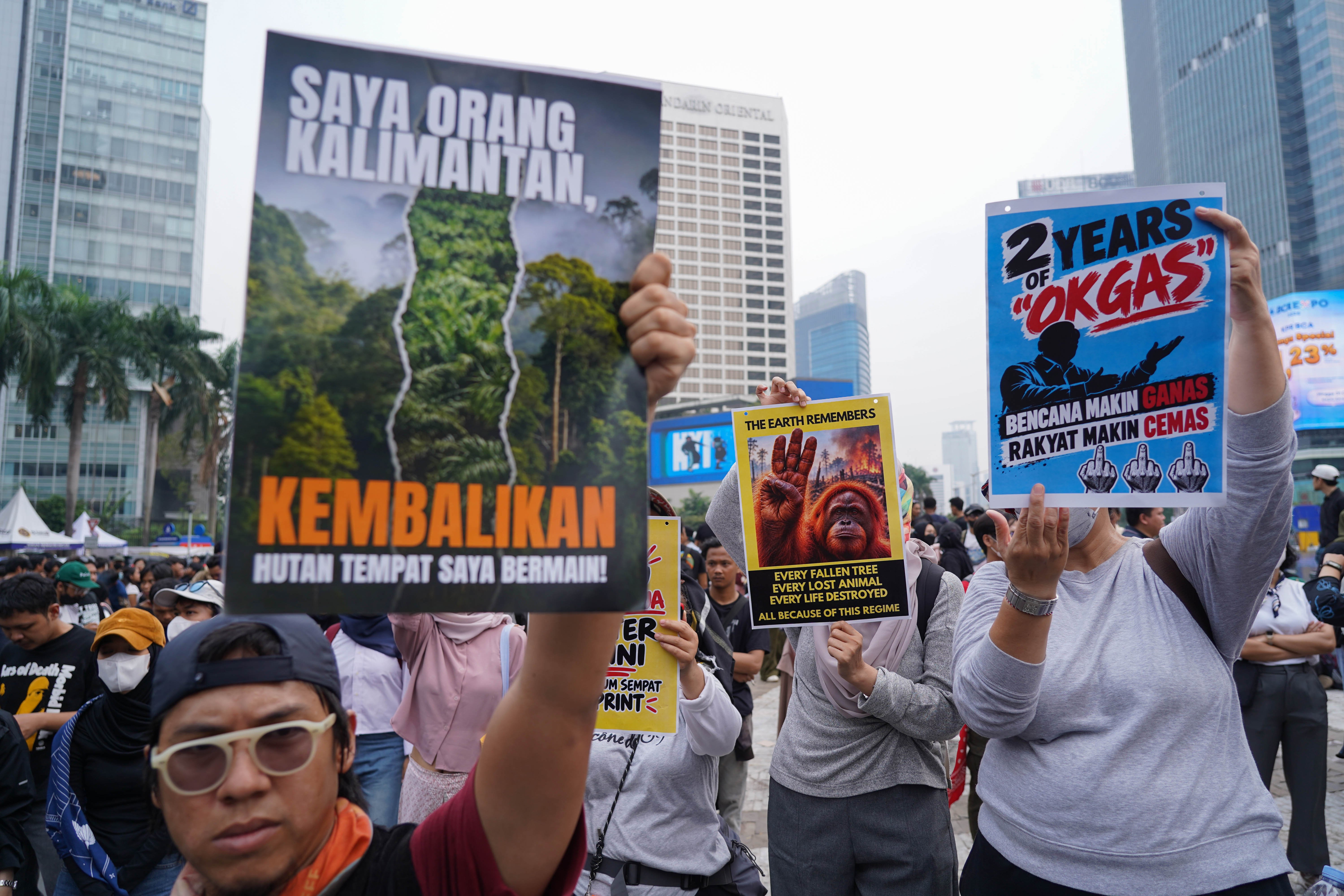 Mahasiswa dan sejumlah elemen masyarakat berunjuk rasa di kawasan Bundaran HI, Jakarta, Rabu (28/10/2026). Dalam aksinya tersebut demostrasan menyampaikan sejumlah tuntutan kepada pemerintah mulai dari tetapkan karhutla sebagai bencana nasional, hentikan pemborosan anggaran negara, perbaliki kualitas pendidikan, tegakkan hukum dan berantas korupsi hingga kembalikan kebebasan bersuara dan adili pelanggar HAM.