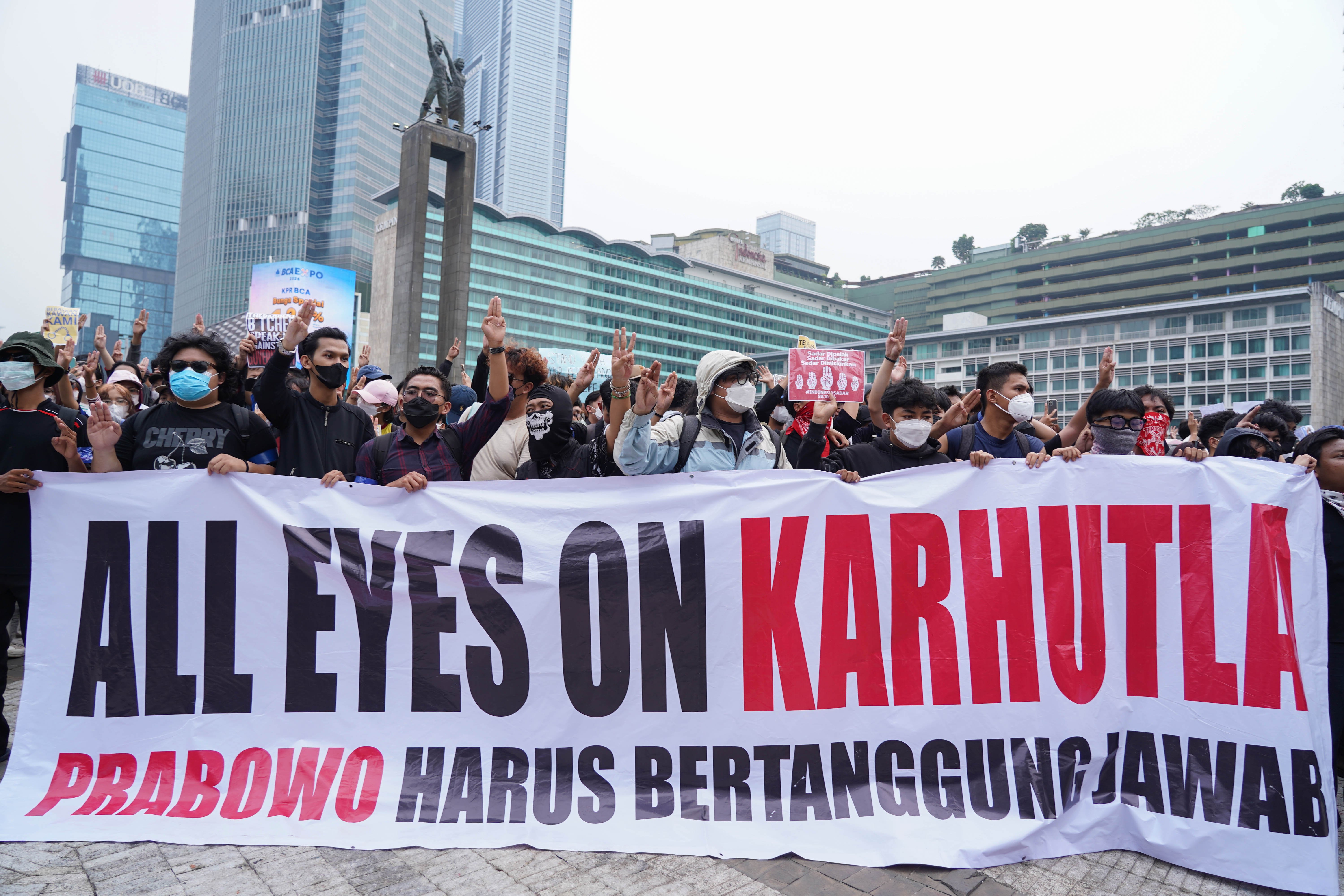 Mahasiswa dan sejumlah elemen masyarakat berunjuk rasa di kawasan Bundaran HI, Jakarta, Rabu (28/10/2026). Dalam aksinya tersebut demostrasan menyampaikan sejumlah tuntutan kepada pemerintah mulai dari tetapkan karhutla sebagai bencana nasional, hentikan pemborosan anggaran negara, perbaliki kualitas pendidikan, tegakkan hukum dan berantas korupsi hingga kembalikan kebebasan bersuara dan adili pelanggar HAM.