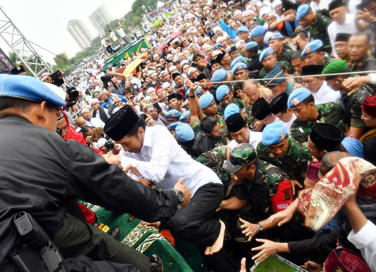 Jokowi, "Tamu" Istimewa Lautan Massa Aksi 212 di Monas ...