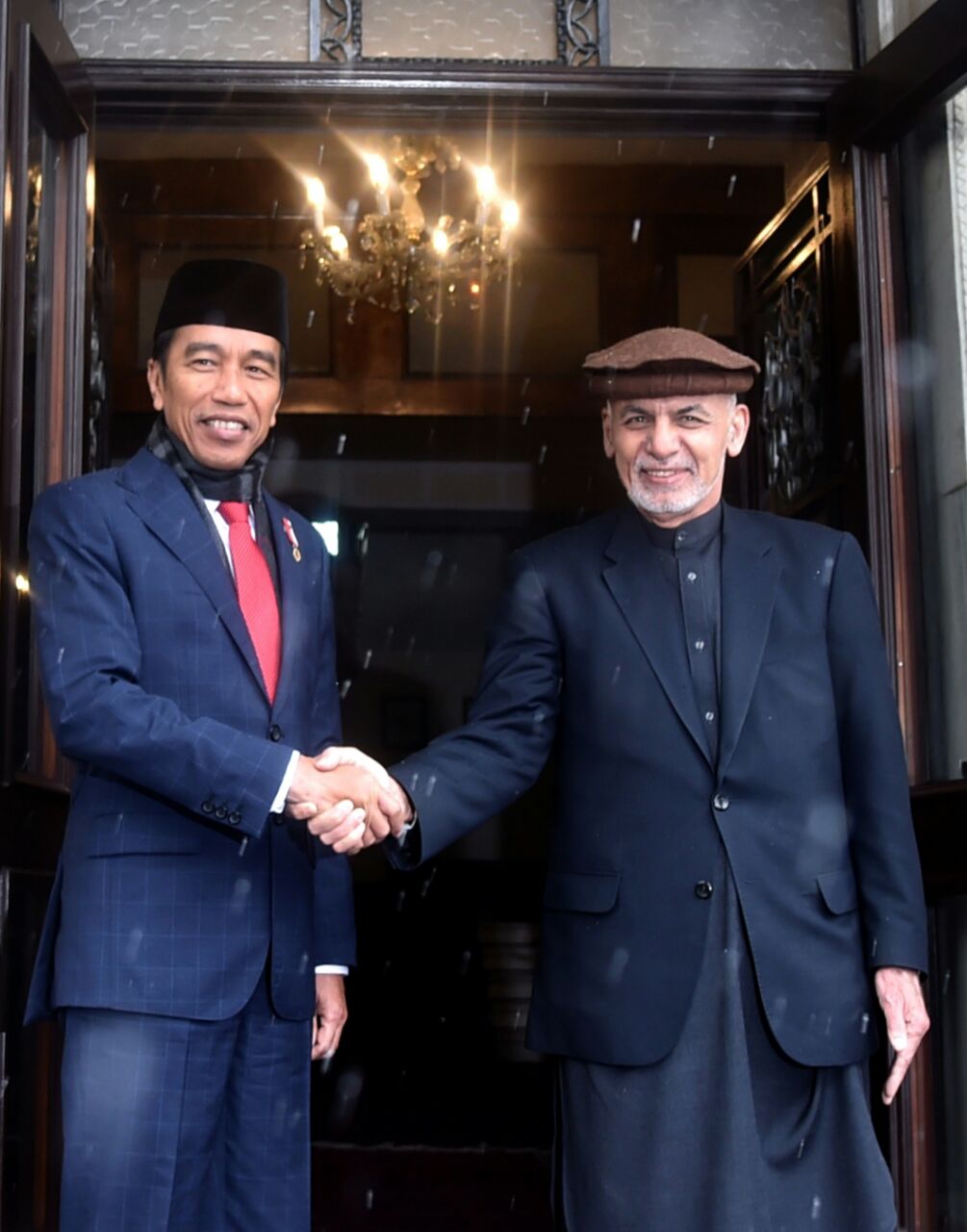 Kunjungan Presiden Jokowi ke Kabul tak lebih dari enam jam. Namun, menunjukkan keteguhan pemerintah dalam menciptakan perdamaian di Afghanistan. Jokowi dan Presiden Afghanistan