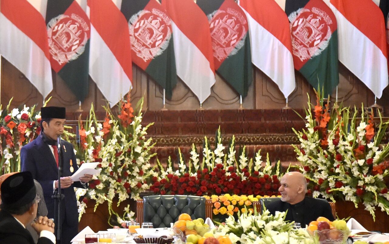 Pengamanan ketat mengawal delegasi Indonesia, karena dua hari sebelum rombongan Jokowi tiba, Kabul mendapat serangan bom. Kunjungan ini memang sudah direncanakan sejak awal sebagai bagian dari kunjungan Jokowi ke lima negara di Asia. Jokowi di Afghanistan