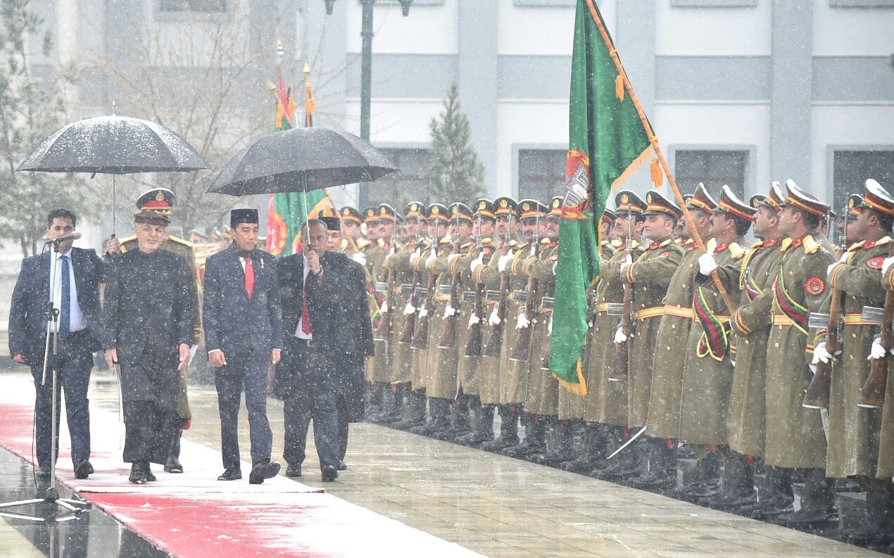 Presiden Jokowi tiba di Afganistan, disambut hujan dan salju. Presiden Ashraf Ghani menyambut baik dengan menyebut kedatangan Jokowi membawa berkah karena disertai hujan dan salju. Jokowi di Afghanistan