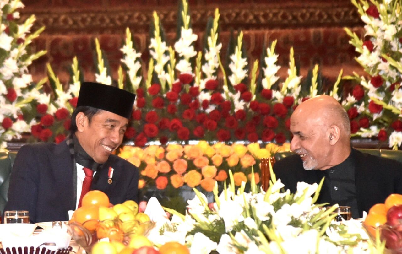Presiden Ashraf Ghani memberikan 'Medal of Ghazi Amanullah' kepada Jokowi sebagai penghargaan telah memajukan hubungan kedua negara terutama dalam membangun perdamaian dunia (peace building). Jokowi di Afghanistan