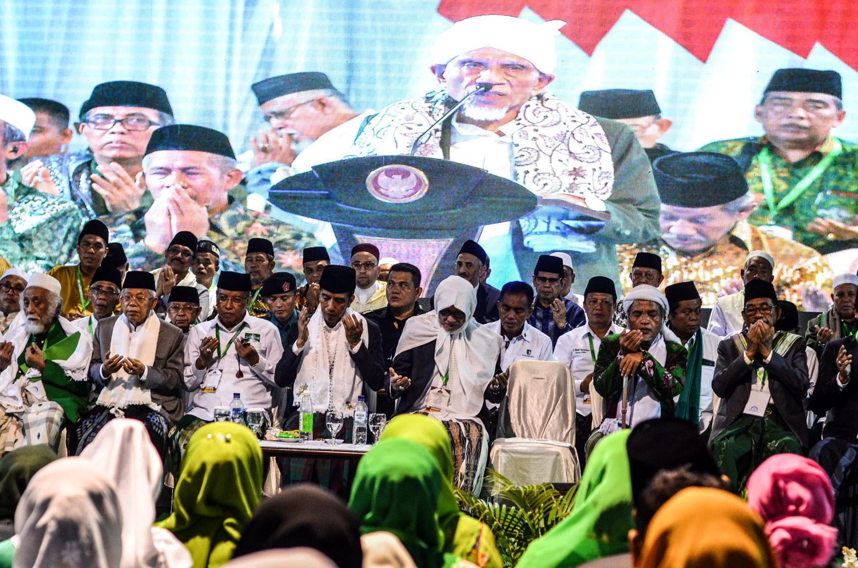 Presiden Joko Widodo bersama para ulama di Konbes NU, di Banjar, Jawa Barat