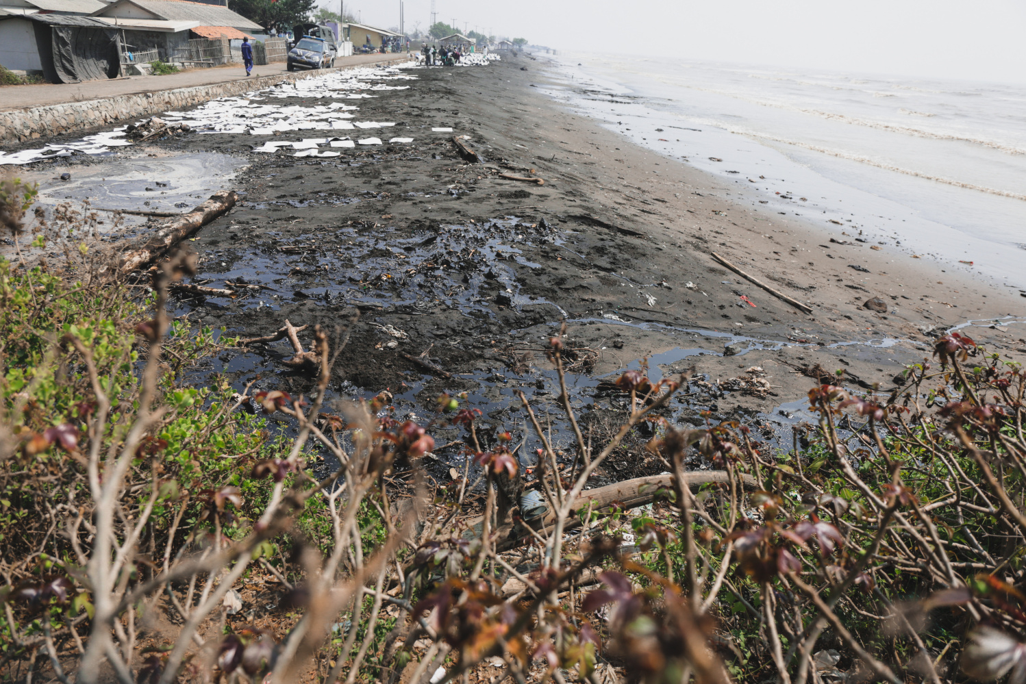 Foto Pantai Karawang Yang Makin Menghitam Katadata News