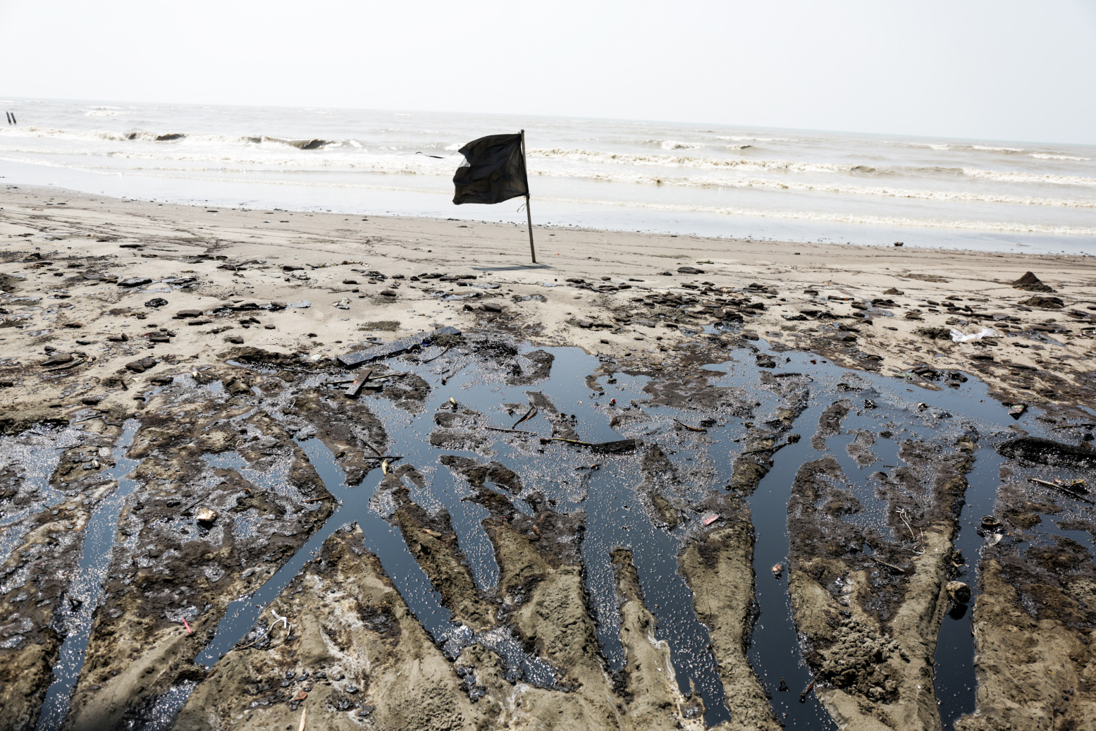 Foto Pantai Karawang Yang Makin Menghitam Katadata News