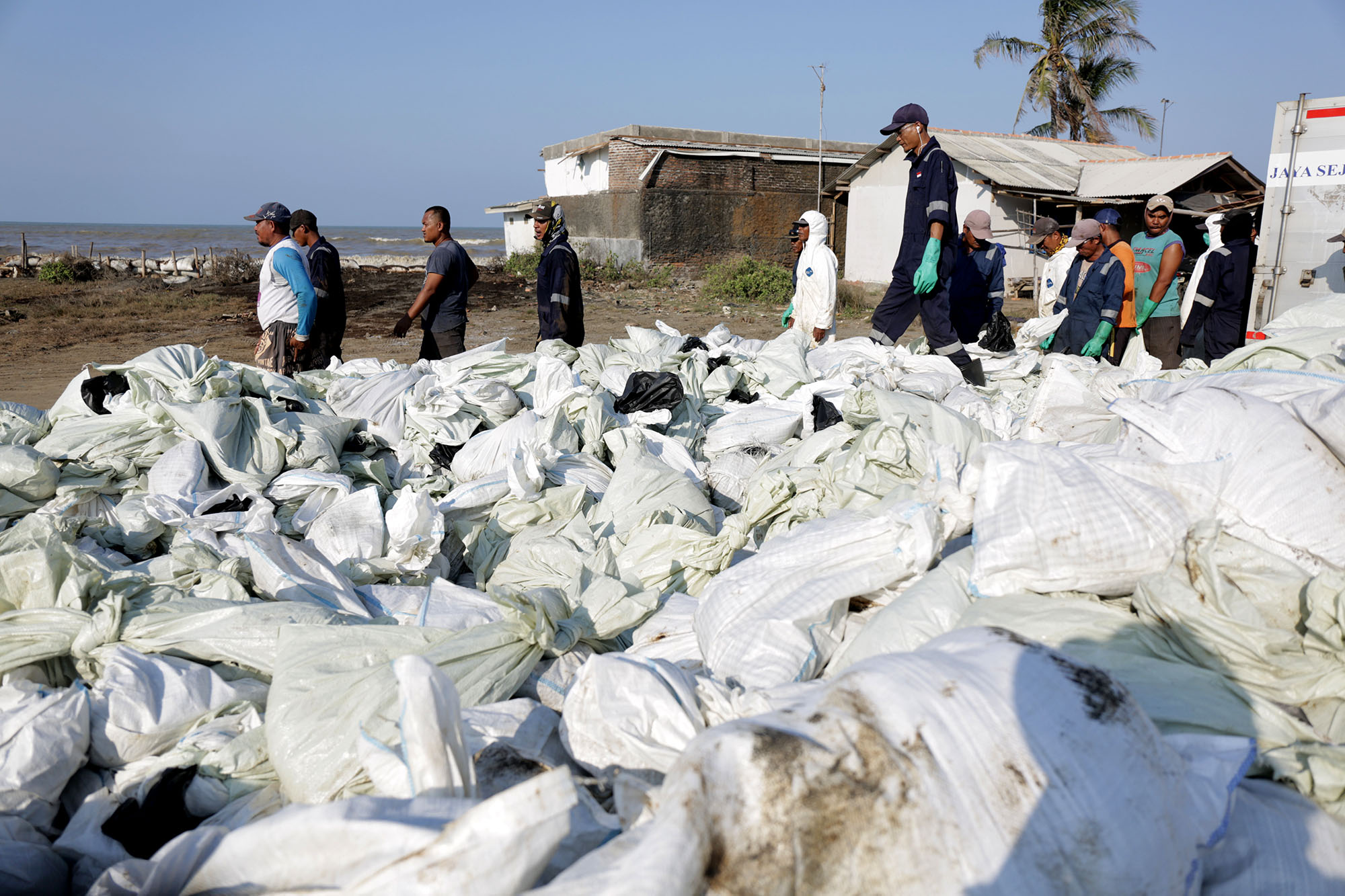 Foto: Pantai Karawang yang Makin Menghitam - Foto Katadata ...
