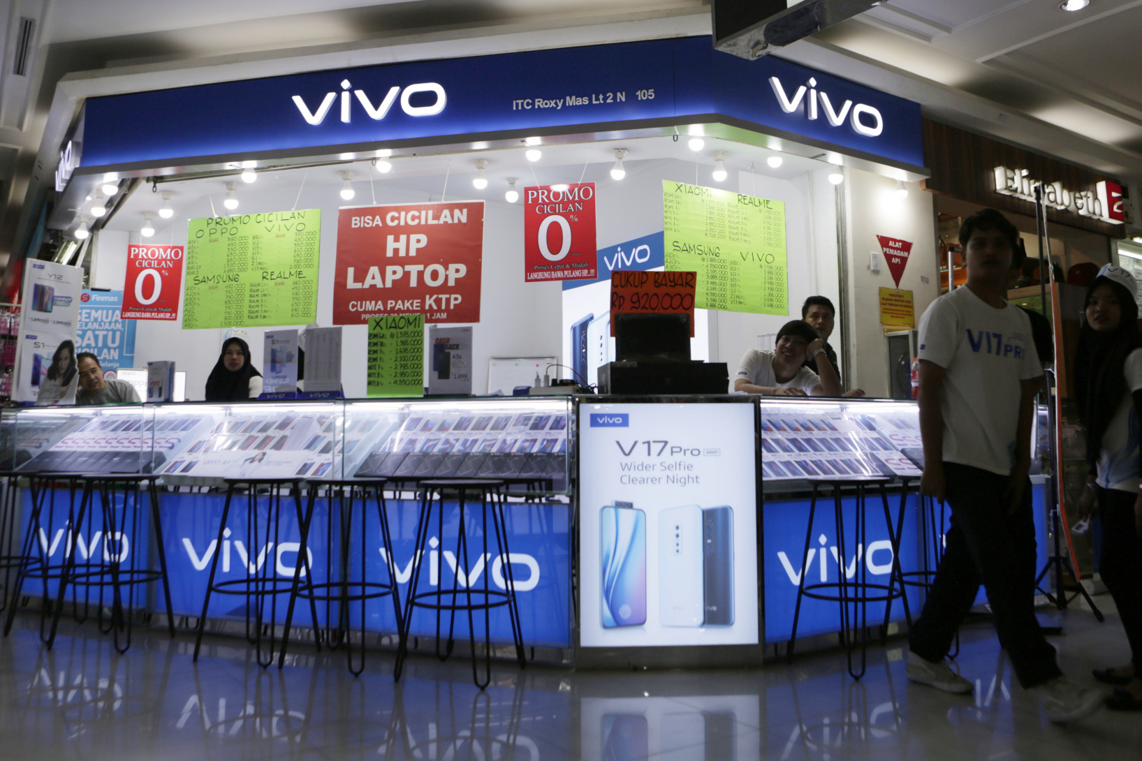 Foto: Lesu Konsumen di Toko-toko Pusat Handphone - Foto ...