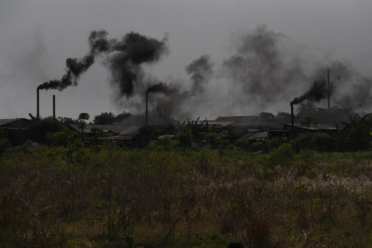 Foto Di Balik Bara Pabrik Tahu Berbahan Bakar Sampah 