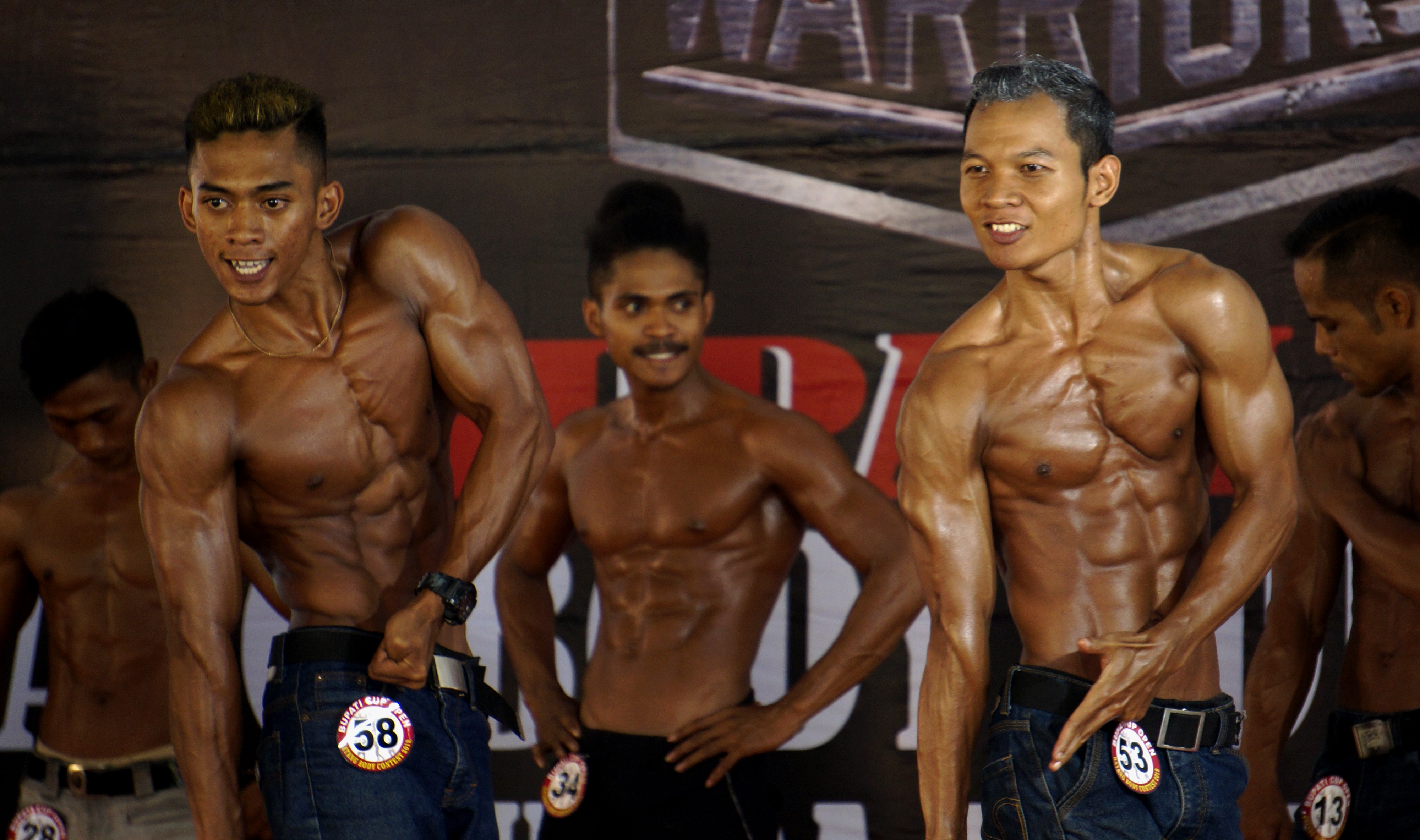 Sejumlah binaragawan mempertontonkan otot dan bentuk tubuhnya saat Batang Body Contest Open Bupati Cup di Pendopo Kabupaten Batang, Jawa Tengah, Minggu (17/11/2019). Kejuaraan Binaraga dan Body Contest yang diikuti oleh 120 atlet dari berbagai daerah tersebut untuk mencari bibit atlet binaraga baru di Kabupaten Batang. Foto Pilihan Pekan Ketiga November 2019