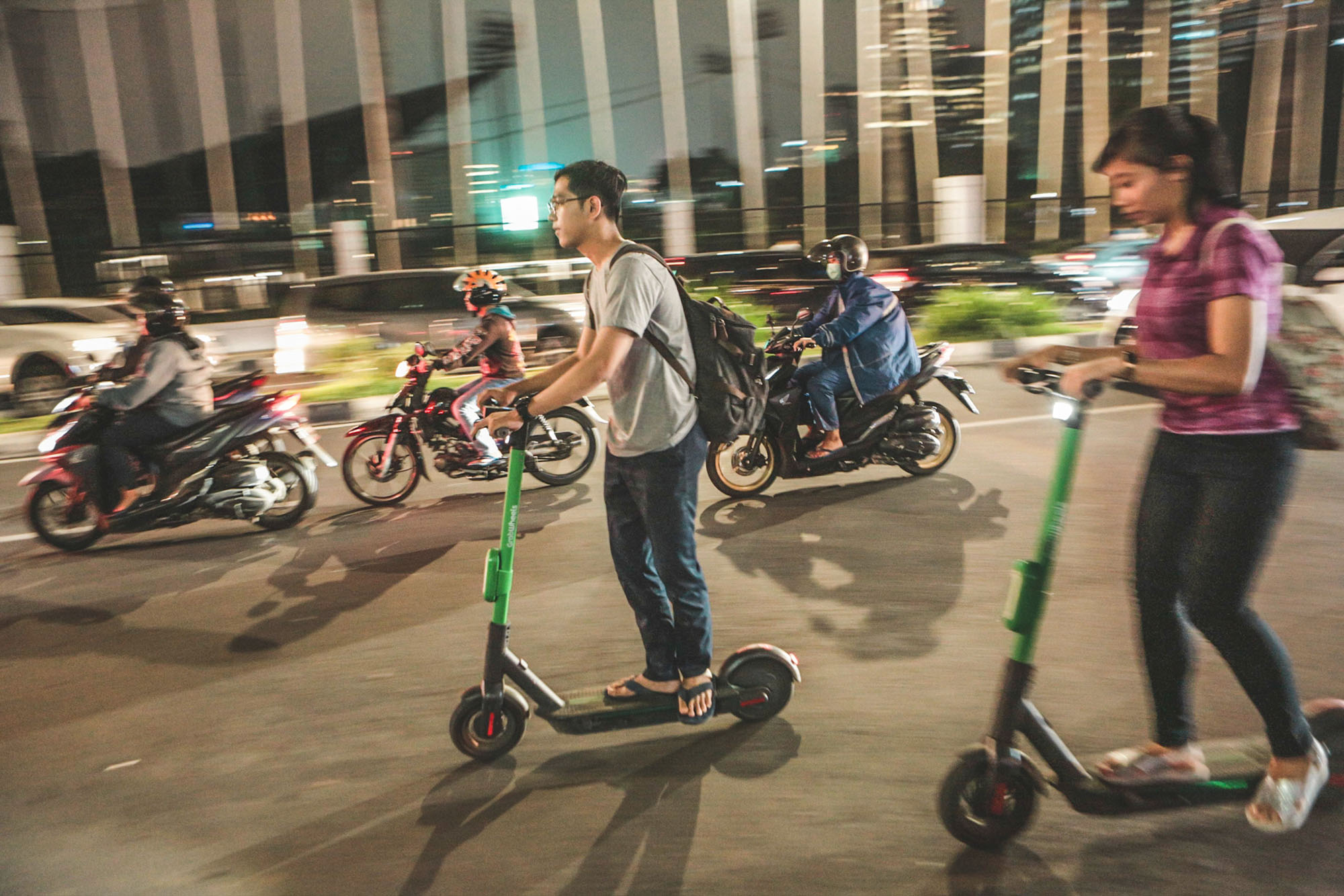 Sejumlah pengguna Grab Wheels di daerah Sudirman, Jakarta (09/11/2019). Perusahaan Grab Indonesia meluncurkan GrabWheels, layanan skuter listrik untuk mobilitas jarak dekat sejak Mei 2019. Kehadiran GrabWheels semakin dikenal. Penggunanya bertambah banyak. Foto Pilihan Pekan Ketiga November 2019