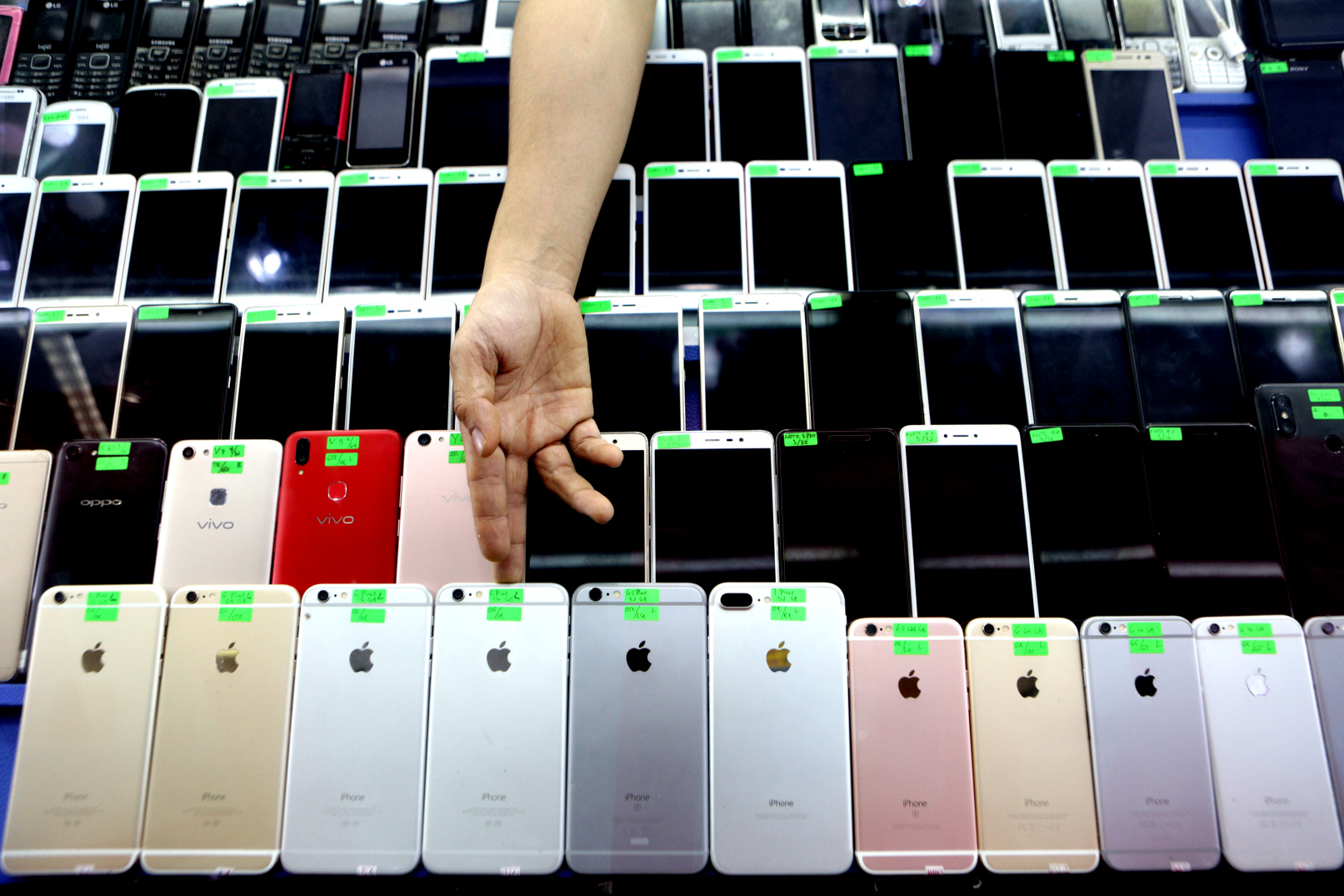 Penjualan handphone bekas di ITC Roxy Mas, Jakarta (11/11/2019). Sebagian masyarakat yang biasanya berburu telepon seluler di toko-toko offline bergeser ke transaksi penjualan elektronik di e-commerce.
Foto Pilihan Pekan Ketiga November 2019