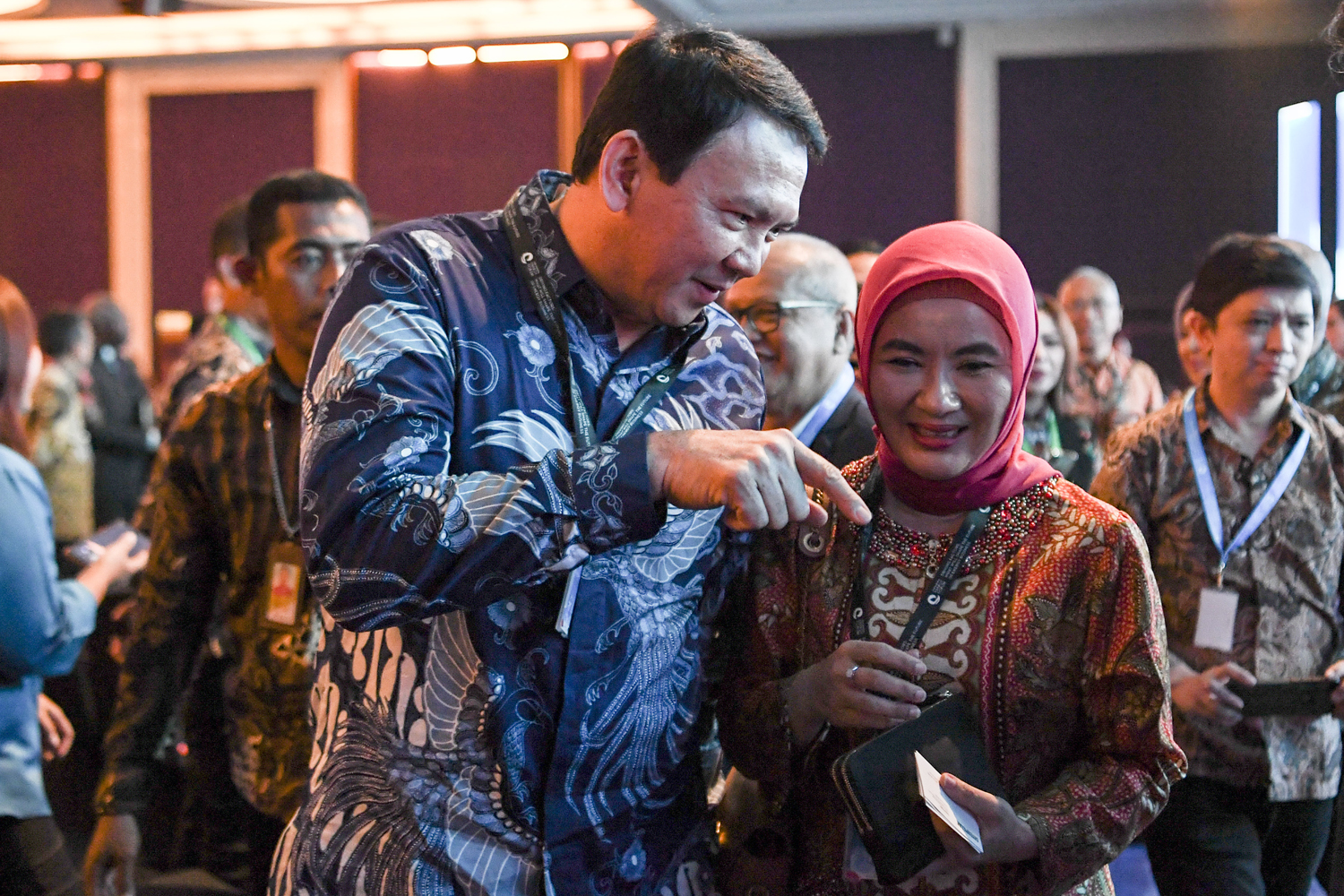 Direktur Utama PT Pertamina (Persero) Nicke Widyawati (kanan) berbincang dengan Komisaris Utama Basuki Tjahaja Purnama (kiri) saat pembukaan Pertamina Energy Forum 2019 di Jakarta, Selasa (26/11/2019). PT Pertamina (Persero) menggelar Pertamina Energy Forum 2019 yang membahas perkembangan sektor energi dan bisnisnya dengan tema Foto Pilihan Pekan Keempat November 2019