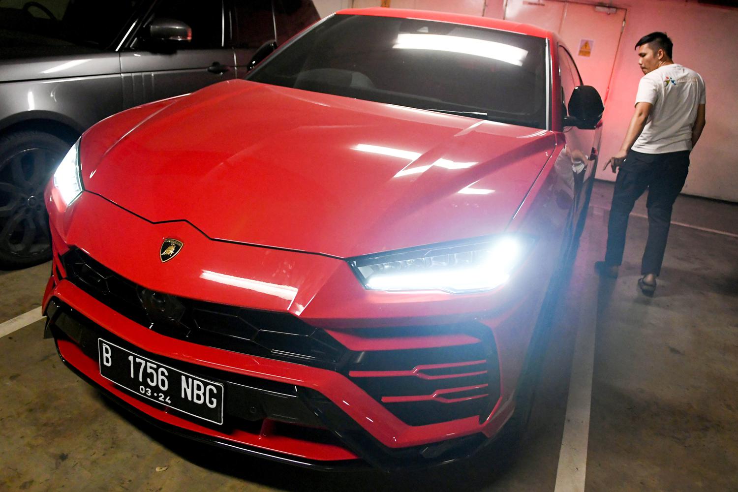 MOBIL LAMBORGHINI GUNAKAN PLAT NOMOR PALSU
