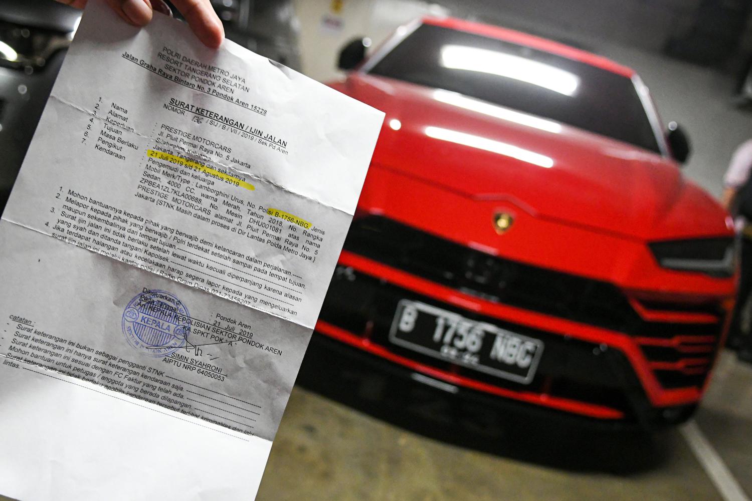 MOBIL LAMBORGHINI GUNAKAN PLAT NOMOR PALSU