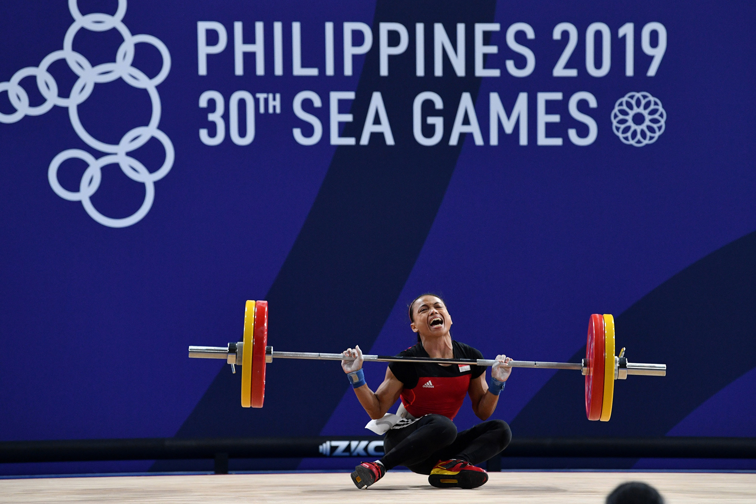 Lifter putri Indonesia Lisa Setiawati gagal melakukan angkatan clean and jerk dalam final angkat besi 45 Kg putri SEA Games 2019 di kompleks Olahraga Rizal Memorial, Manila, Filipina, Minggu (1/12/2019). Lisa meraih medali perak dengan total angkatan terbaik 169 Kg. 10 Foto Pilihan Pekan I Desember 2019