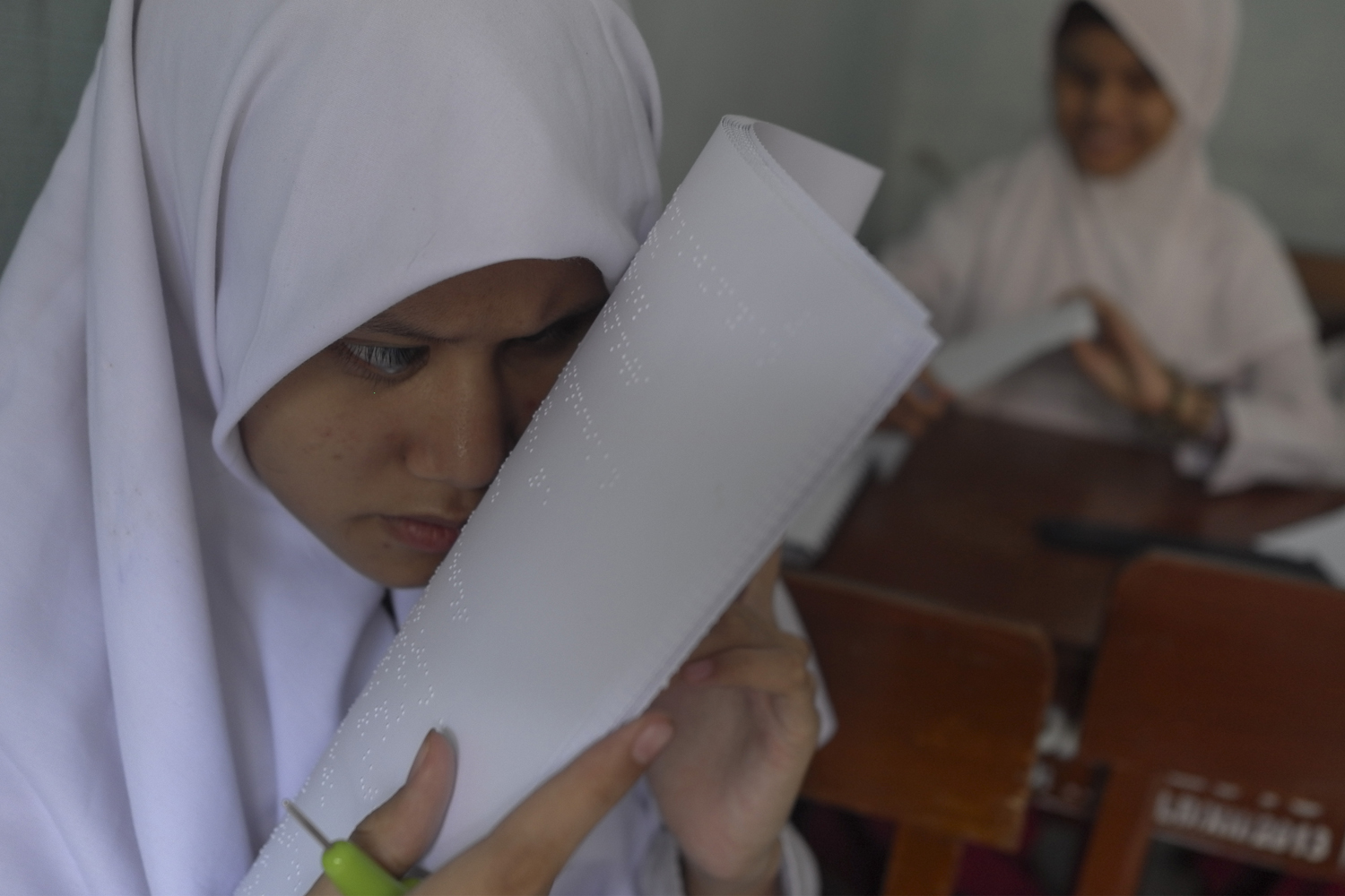 Siswa kelas 6 SLB A/YKAB Surakarta membaca soal dengan naskah braile saat mengikuti ujian sekolah di Solo, Jawa Tengah, Senin (2/12/2019). Kegiatan tersebut untuk membiasakan siswa mengerjakan soal guna persiapan ujian sekolah nasional pada 2020. 10 Foto Pilihan Pekan I Desember 2019