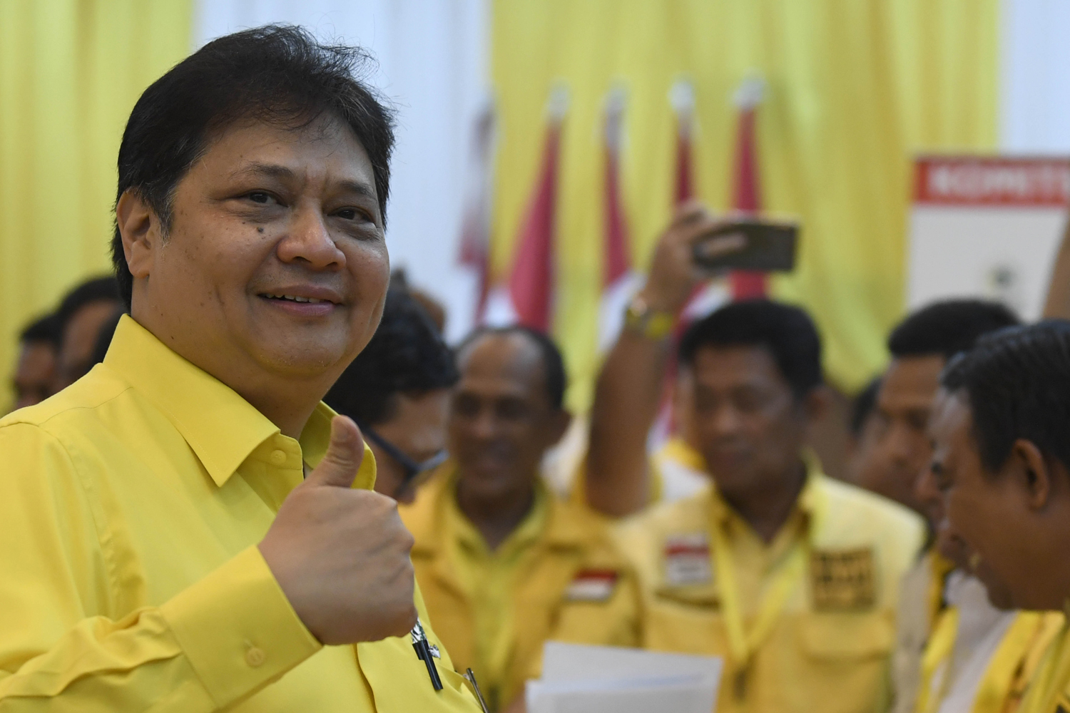 Ketua Umum Partai Golkar Airlangga Hartarto mengacungkan ibu jarinya saat menyerahkan berkas pendaftaran bakal calon ketua umum (caketum) Partai Golkar di DPP Partai Golkar, Jakarta, Senin (2/12/2019). Munas Partai Golkar 2019 ini memutuskan Airlangga Hartarto kembali terpilih secara aklamasi sebagai ketua umum untuk periode 2019-2024 10 Foto Pilihan Pekan I Desember 2019