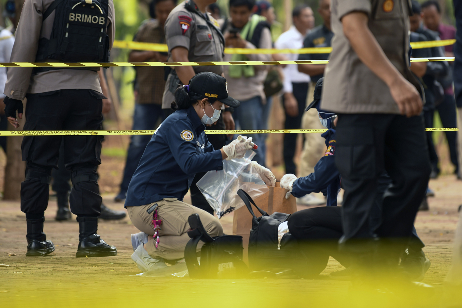 Anggota Labfor Mabes Polri mengumpulkan barang bukti di TKP ledakan di kawasan Monas, Jakarta, Selasa (3/12/2019). 10 Foto Pilihan Pekan I Desember 2019