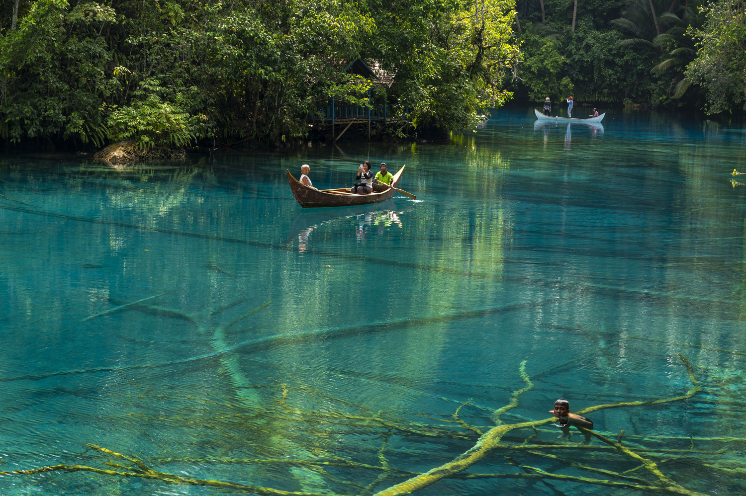 Pengunjung berkeliling dengan perahu di obyek wisata Danau Paisupok di Desa Lukpanenteng, Kabupaten Banggai Kepulauan, Sulawesi Tengah, Selasa (3/12/2019). Pemerintah setempat terus menata dan mengembangkan potensi wisata alam unggulannya agar dapat menarik dan meningkatkan angka kunjungan wisata ke deaerah itu. 10 Foto Pilihan Pekan I Desember 2019