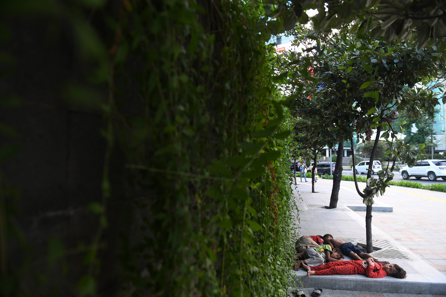 Sejumlah anak tertidur di trotoar kawasan Bundaran HI, Jakarta, Minggu (8/12/2019). Anak-anak yang tumbuh besar di jalanan tanpa pengawasan rentan terseret ke dunia kriminalitas hingga menjadi korban kekerasan fisik maupun seksual. Foto Pilihan Pekan Kedua Desember 2019