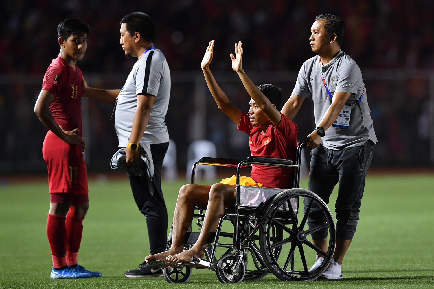 Pemain Timnas U-22 Indonesia Evan Dimas (kedua kanan) yang cedera menyapa suporter seusai Timnas Indonesia kalah dari Timnas Vietnam dalam final sepak bola putra SEA Games 2019 di Stadion Rizal Memorial, Manila, Filipina, Selasa (10/12/2019). Timnas U-22 Indonesia meraih medali perak setelah kalah 0-3 dari Vietnam. Foto Pilihan Pekan Kedua Desember 2019
