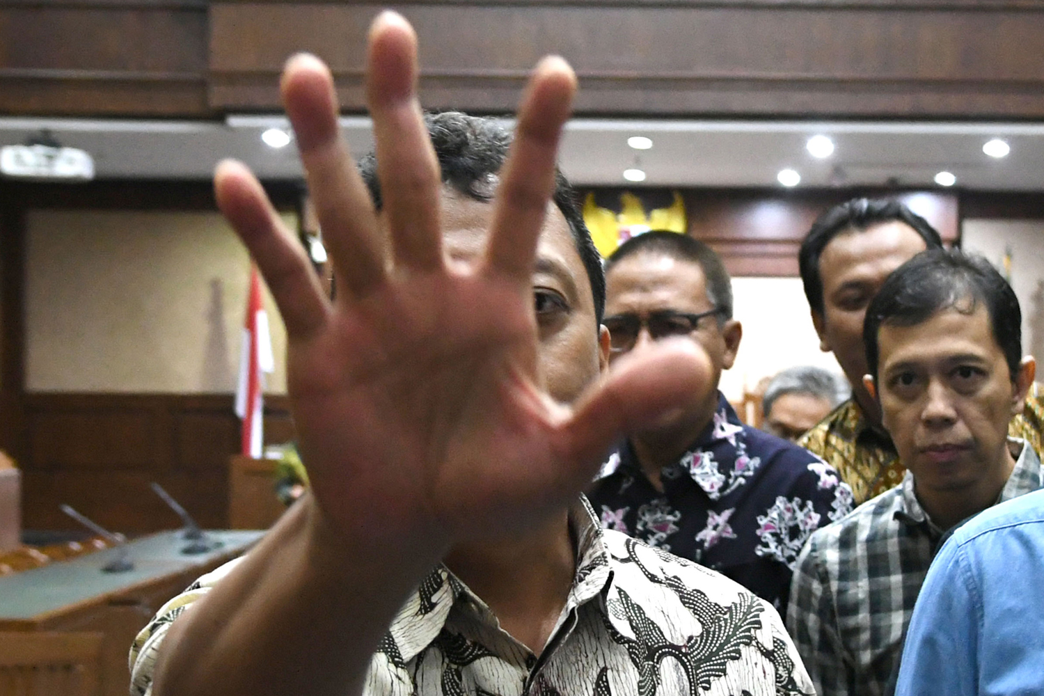 Terdakwa kasus suap jual beli jabatan di lingkungan Kementerian Agama Romahurmuziy (kiri) berusaha menutup kamera pewarta foto dengan tangannya usai menjalani sidang lanjutan di Pengadilan Tipikor, Jakarta, Rabu (11/12/2019). Sidang tersebut beragenda mendengarkan keterangan lima orang saksi, salah satunya Gubernur Jawa Timur Khofifah Indar Parawansa. Foto Pilihan Pekan Kedua Desember 2019