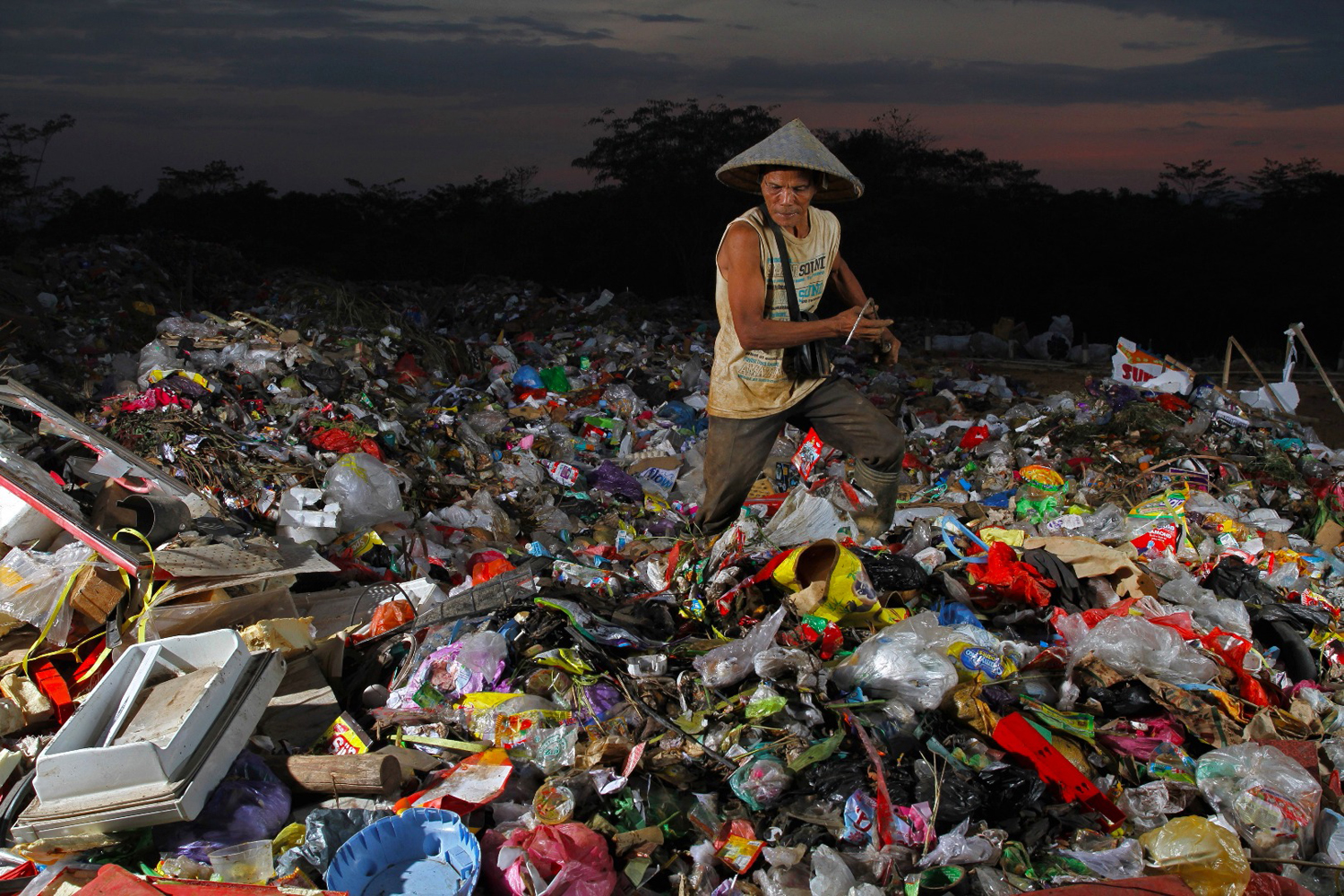 Seorang pemulung mencari sampah plastik di Tempat Pembuangan Akhir Sampah di Kecamatan Puuwatu, Kendari, Sulawesi Tenggara, Rabu (11/12/2019). Warga di sekitar lokasi tersebut yang menjadi pemulung bisa mendapatkan uang dari menjual sampah botol plastik berkisar Rp70 ribu sampai Rp85 ribu per harinya. Foto Pilihan Pekan Kedua Desember 2019