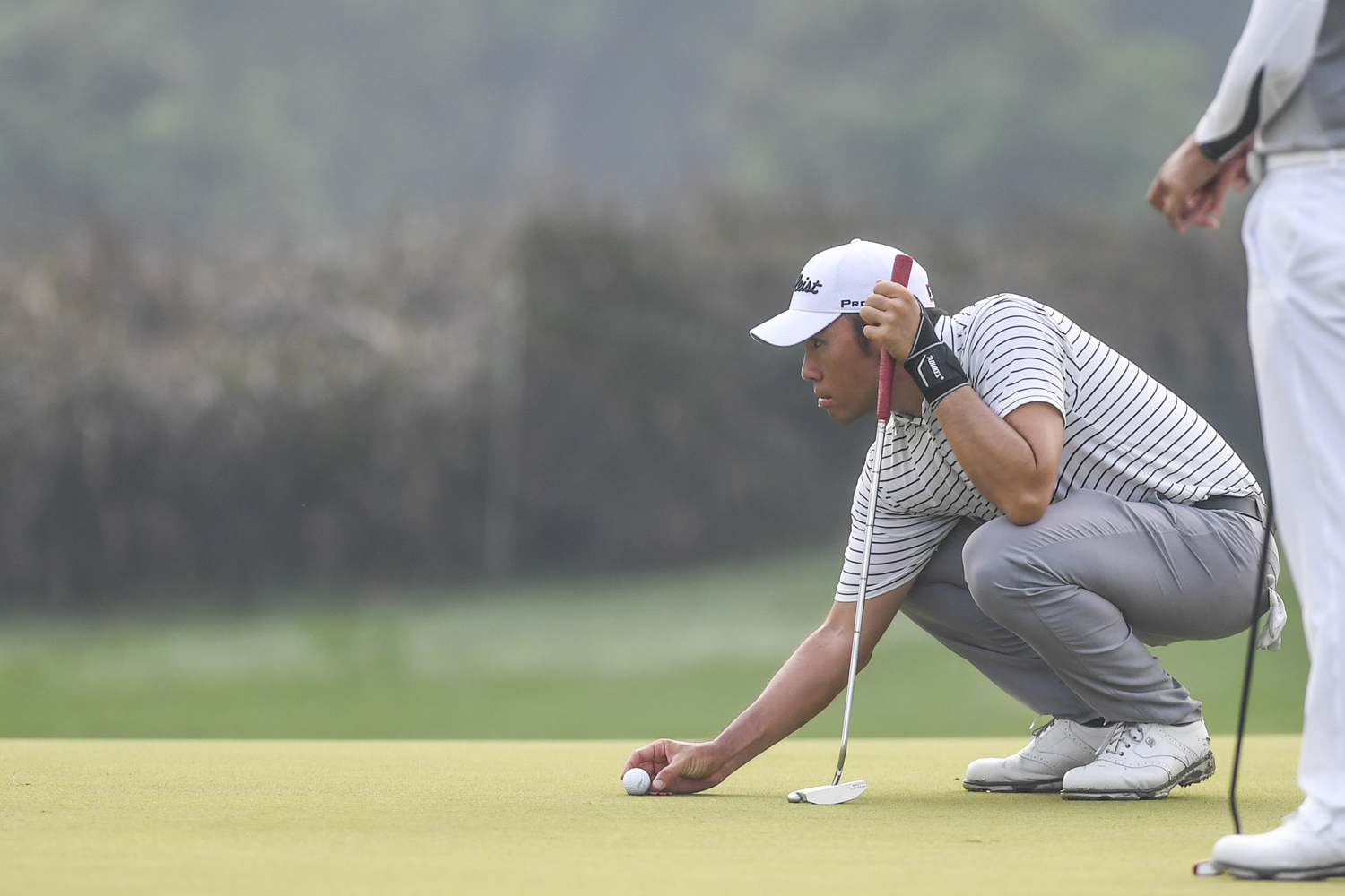 Pegolf Indonesia Rory Hie mengamati posisi bola pada turnamen BNI Indonesian Masters 2019 di Royale Jakarta Golf Club, Jakarta, Kamis (12/12/2019). Rory Hie yang pernah menjuarai Asian Tour di ajang Classic Golf and Country Club International Championship 2019 di India ini menjadi pegolf unggulan Indonesia di turnamen tersebut. Foto Pilihan Pekan Kedua Desember 2019
