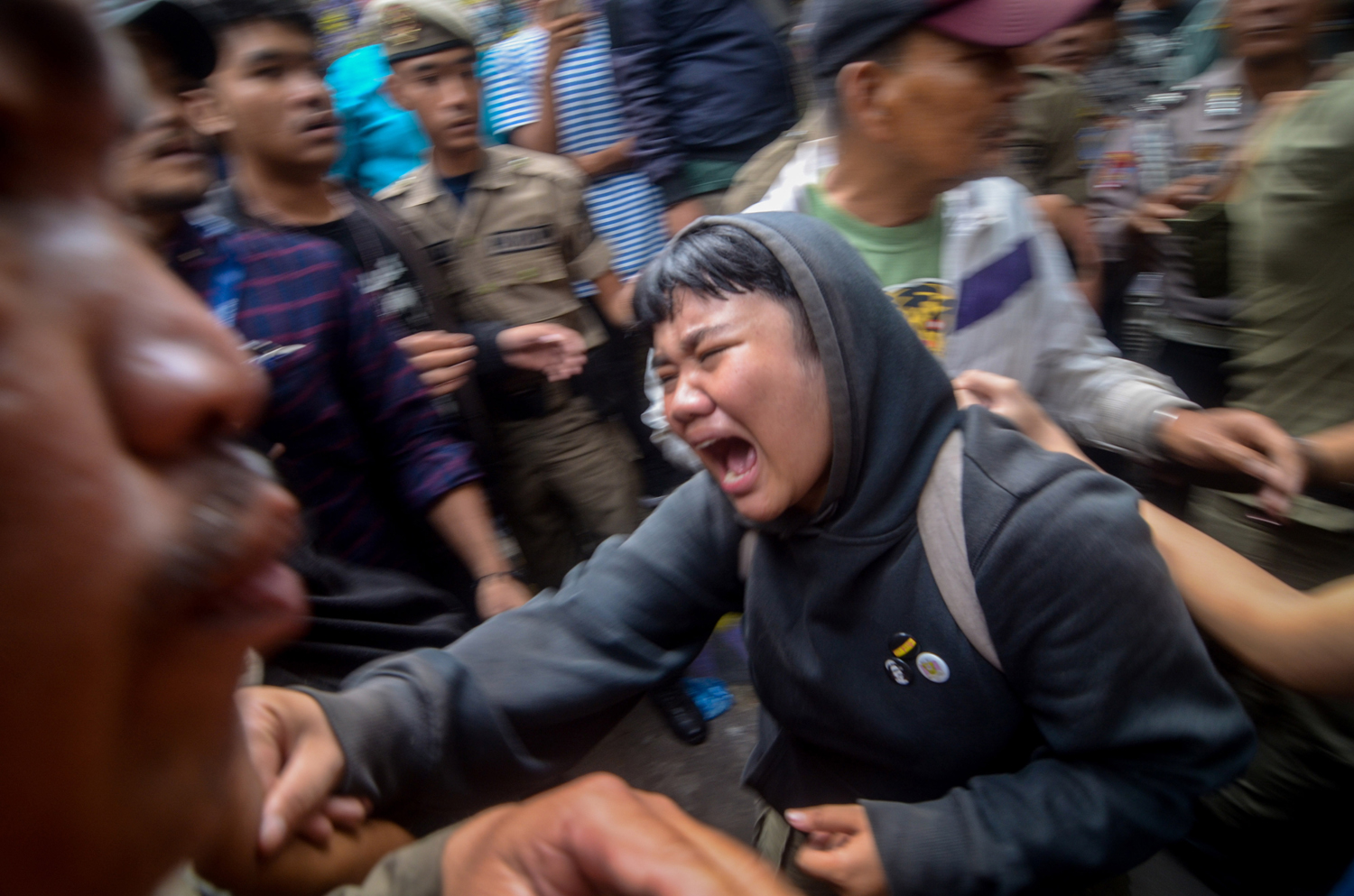 Seorang warga menangis histeris saat penggusuran permukiman Tamansari di Bandung, Jawa Barat, Kamis (12/12/2019). Upaya penggusuran tersebut berakhir ricuh setelah Satpol PP memaksa warga dan aktivis mahasiswa untuk mengosongkan tempat tinggalnya di lahan sengketa di mana proses sidang sengketa lahan masih berlangsung di PTUN Bandung. Foto Pilihan Pekan Kedua Desember 2019