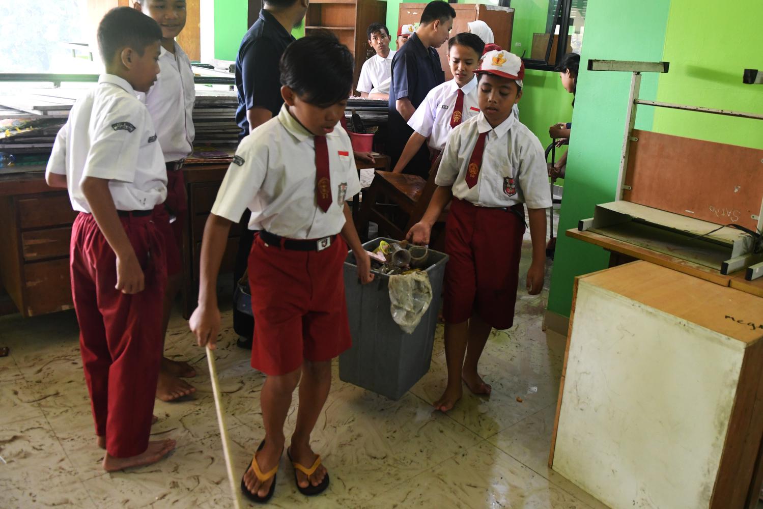 HARI PERTAMA MASUK SEKOLAH PASCA BANJIR