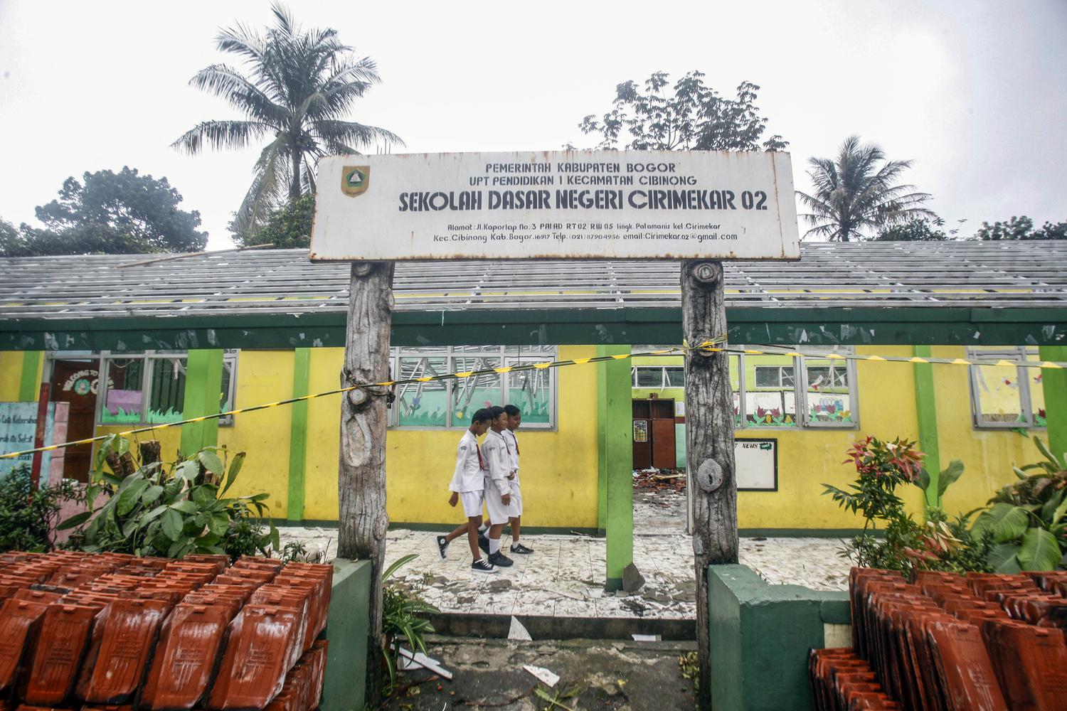 SEKOLAH AMBRUK DI BOGOR