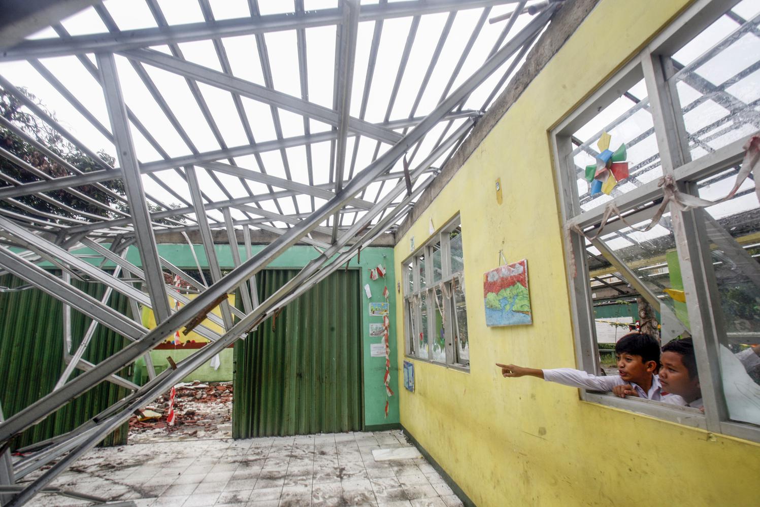 SEKOLAH AMBRUK DI BOGOR