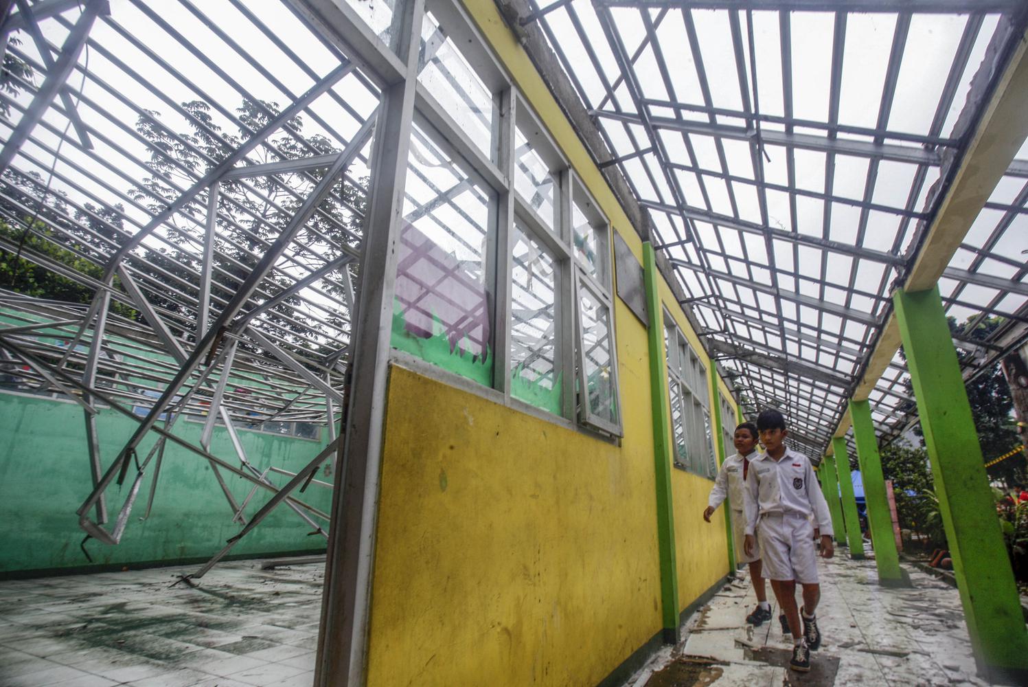 SEKOLAH AMBRUK DI BOGOR