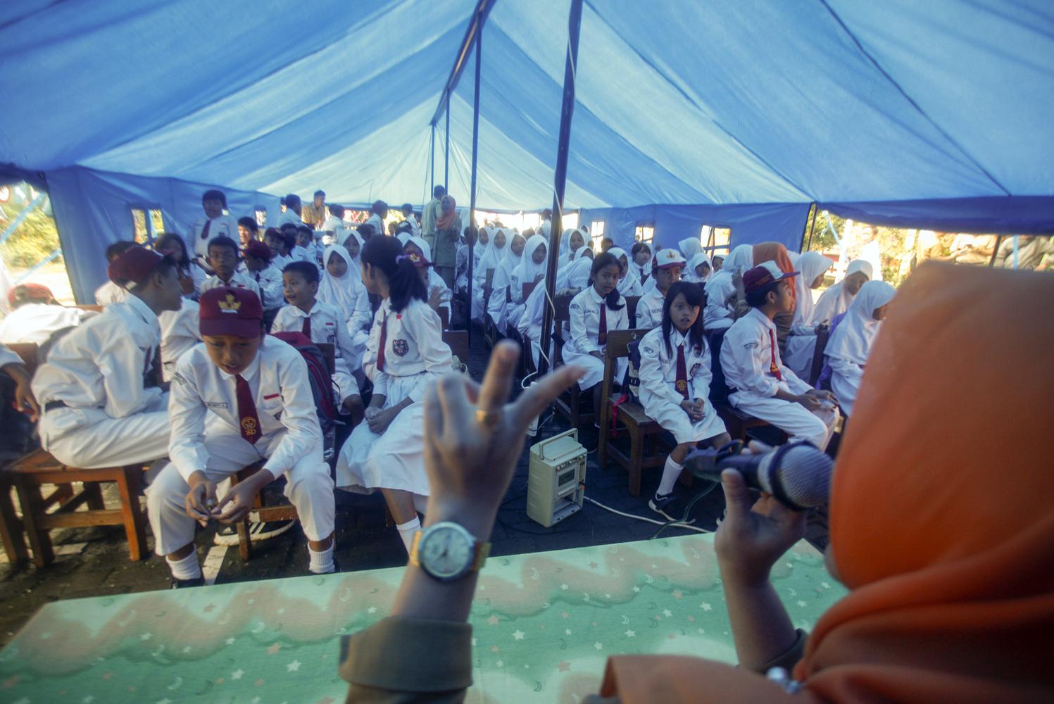 HARI PERTAMA SEKOLAH BELAJAR DI TENDA DARURAT