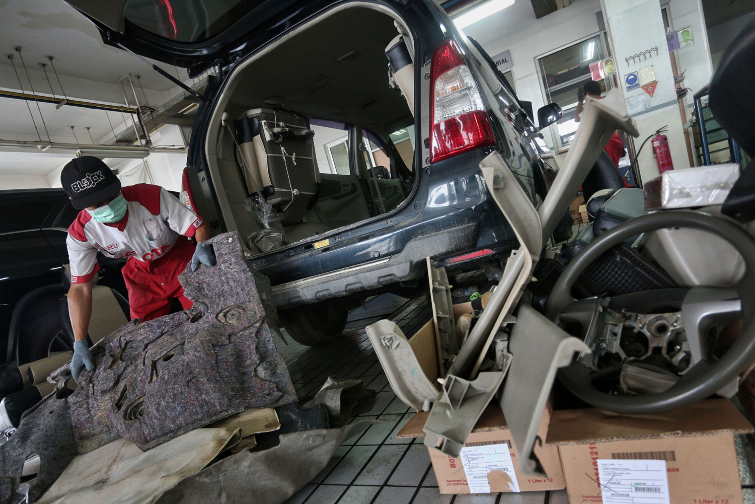 Petugas menyelesaikan perbaikan mobil yang terkena banjir di bengkel Auto2000 Permata Hijau, Jakarat, Senin (6/1/2020). Pasca banjir yang melanda kawasan tersebut pada 1 - 3 Januari, tercatat 40 mobil silih bergantian memasuki bengkel untuk diperbaiki. Foto Pilihan Pekan Kedua Januari 2020