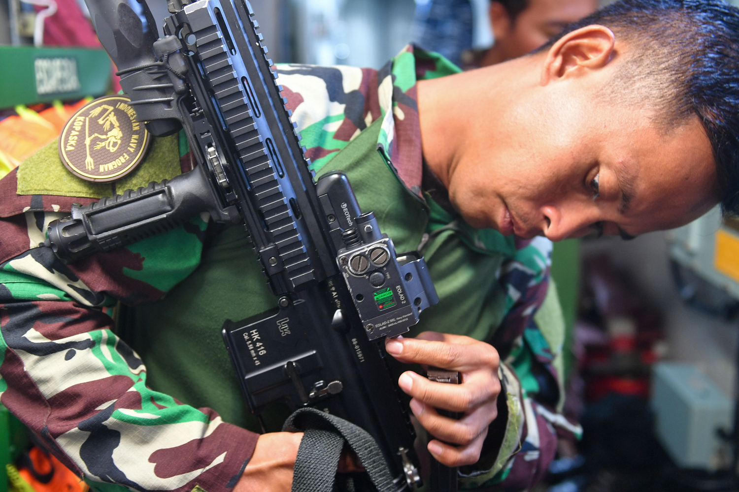 Anggota Komando Pasukan Katak (Kopaska) TNI AL membersihkan senjata jenis HK-416 kaliber 5.56 mm usai melakukan pengamanan kunjungan Presiden RI Joko Widodo di KRI Usman Harun-359 yang bersandar di Faslabuh Lanal Ranai, Teluk Lampa, Natuna, Kepulauan Riau, Rabu (8/1/2020). Pemerintah mengerahkan TNI dan Badan Keamanan Laut (Bakamla) RI dalam pengendalian wilayah laut, khususnya di Zona Ekonomi Ekslusif (ZEE) laut Natuna Utara. Foto Pilihan Pekan Kedua Januari 2020