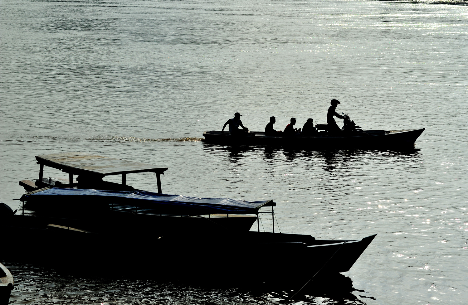 Warga menggunakan jasa perahu motor untuk menyeberangi Sungai Batanghari dari Seberang Kota Jambi menuju Kota Jambi, Jambi, Kamis (9/1/2020). Warga setempat biasa memanfaatkan jasa perahu penyeberangan orang dan sepeda motor melintasi Sungai Batanghari dari Kota Jambi menuju Seberang Kota Jambi dan sebaliknya dengan tarif mulai Rp3 ribu sampai Rp10 ribu untuk sekali menyeberang. Foto Pilihan Pekan Kedua Januari 2020