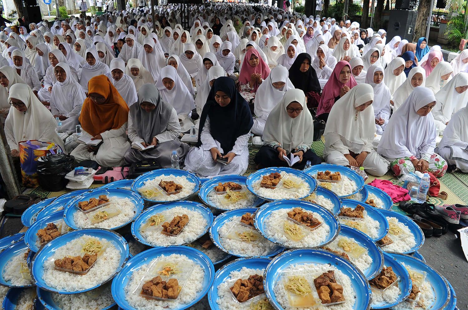 Jamaah mengikuti doa bersama saat Dzikir dan doa bersama jamaah dzikir Al-Khidmad di depan Masjid Agung Sidoarjo, Jawa Timur, Minggu (12/1/2020). Dzikir dan doa bersama yang diikuti ribuan warga tersebut dalam rangka memperingati hari jadi ke-161 Sidoarjo. Foto Pilihan Pekan Ketiga Januari 2020