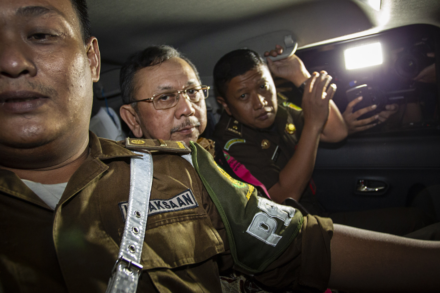 Mantan Direktur Utama PT Asuransi Jiwasraya Hendrisman Rahim (tengah) berada di dalam mobil tahanan usai menjalani pemeriksaan di gedung Jampidsus Kejaksaan Agung, Jakarta, Selasa (14/1/2020). Hendrisman Rahim ditahan terkait kasus dugaan korupsi pengelolaan keuangan dan dana investasi PT Asuransi Jiwasraya. Foto Pilihan Pekan Ketiga Januari 2020