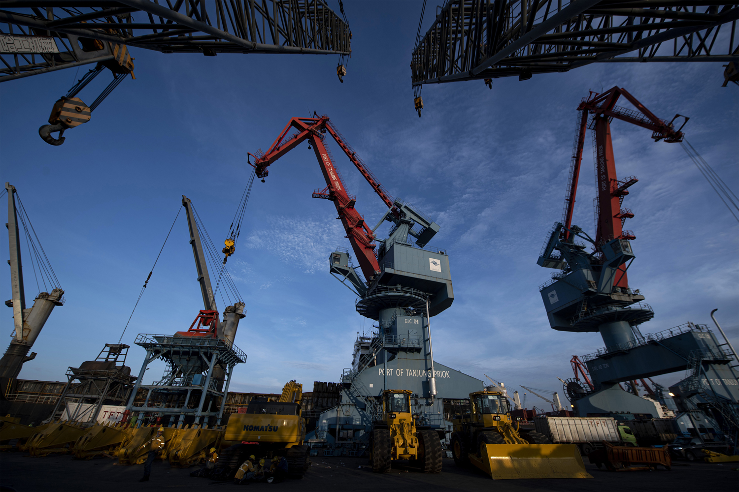 Sejumlah teknisi beristirahat di Pelabuhan Tanjung Priok, Jakarta, Rabu (15/1/2020). Kementerian BUMN mewacanakan pembentukan subholding BUMN pelabuhan Indonesia yang fokus pada fungsi masing-masing kegiatan unit usaha. Foto Pilihan Pekan Ketiga Januari 2020
