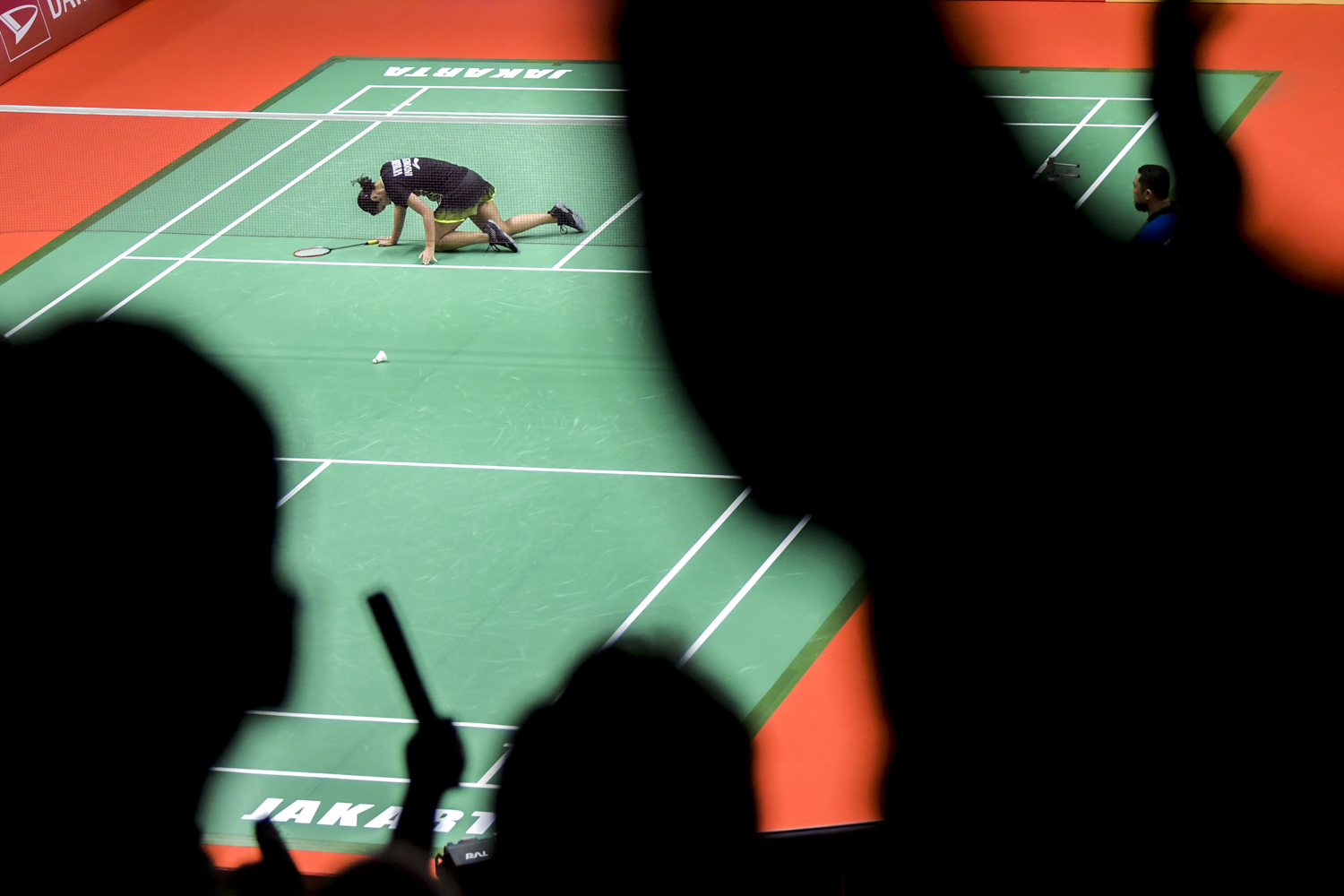Pebulu tangkis tunggal putri Indonesia Gregoria Mariska Tunjung terjatuh saat melawan pebulu tangkis tunggal putri Japan Akane Yamaguchi saat pertandingan babak pertama Daihatsu Indonesia Masters 2020 di Istora Senayan, Jakarta, Rabu (15/1/2020). Gregoria Mariska Tunjung kalah dari lawannya 1-2 (12-21, 21-15 dan 22-24). Foto Pilihan Pekan Ketiga Januari 2020