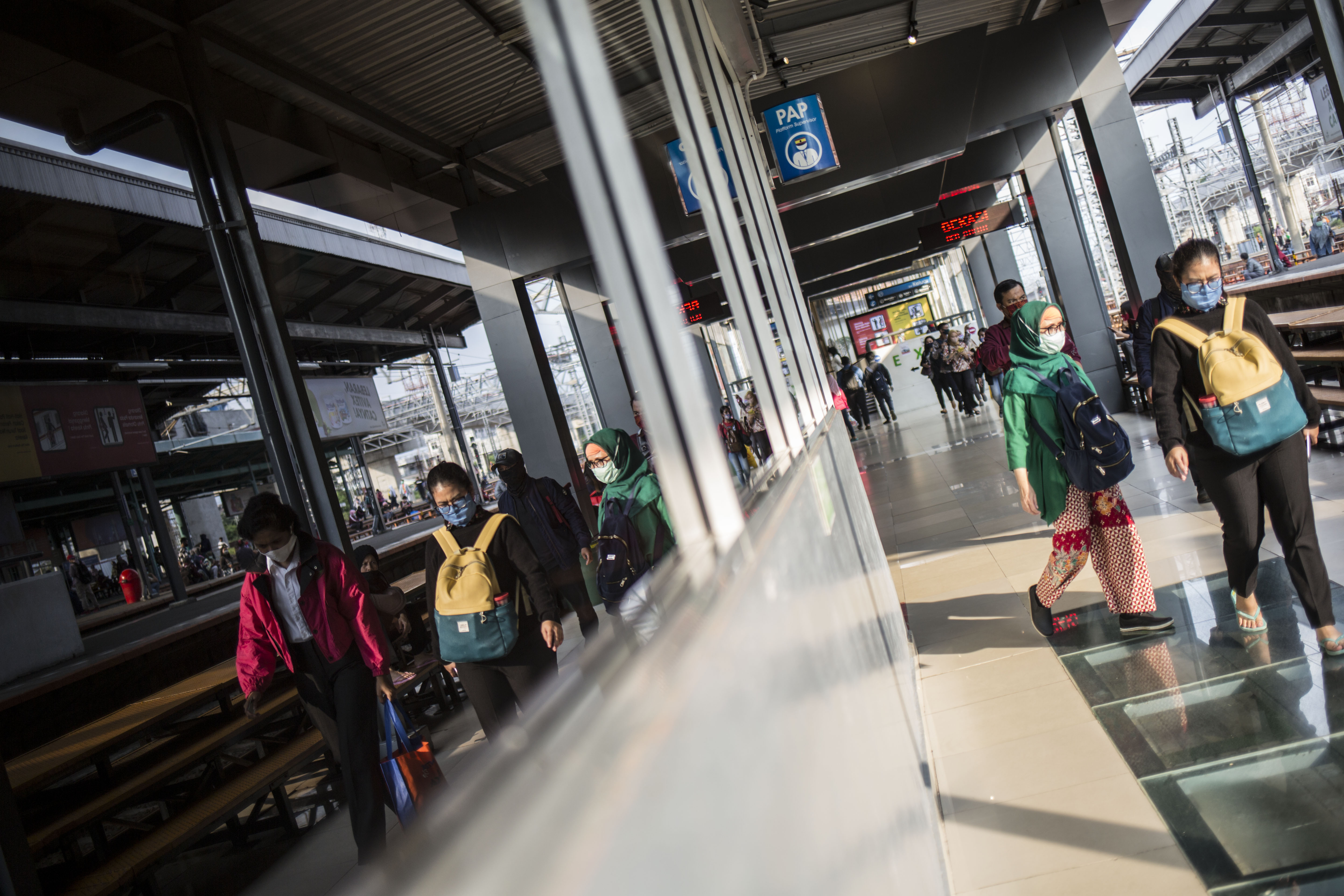 Foto: Ramai Stasiun Manggarai Menjelang Sepekan PSBB di Jakarta - Foto