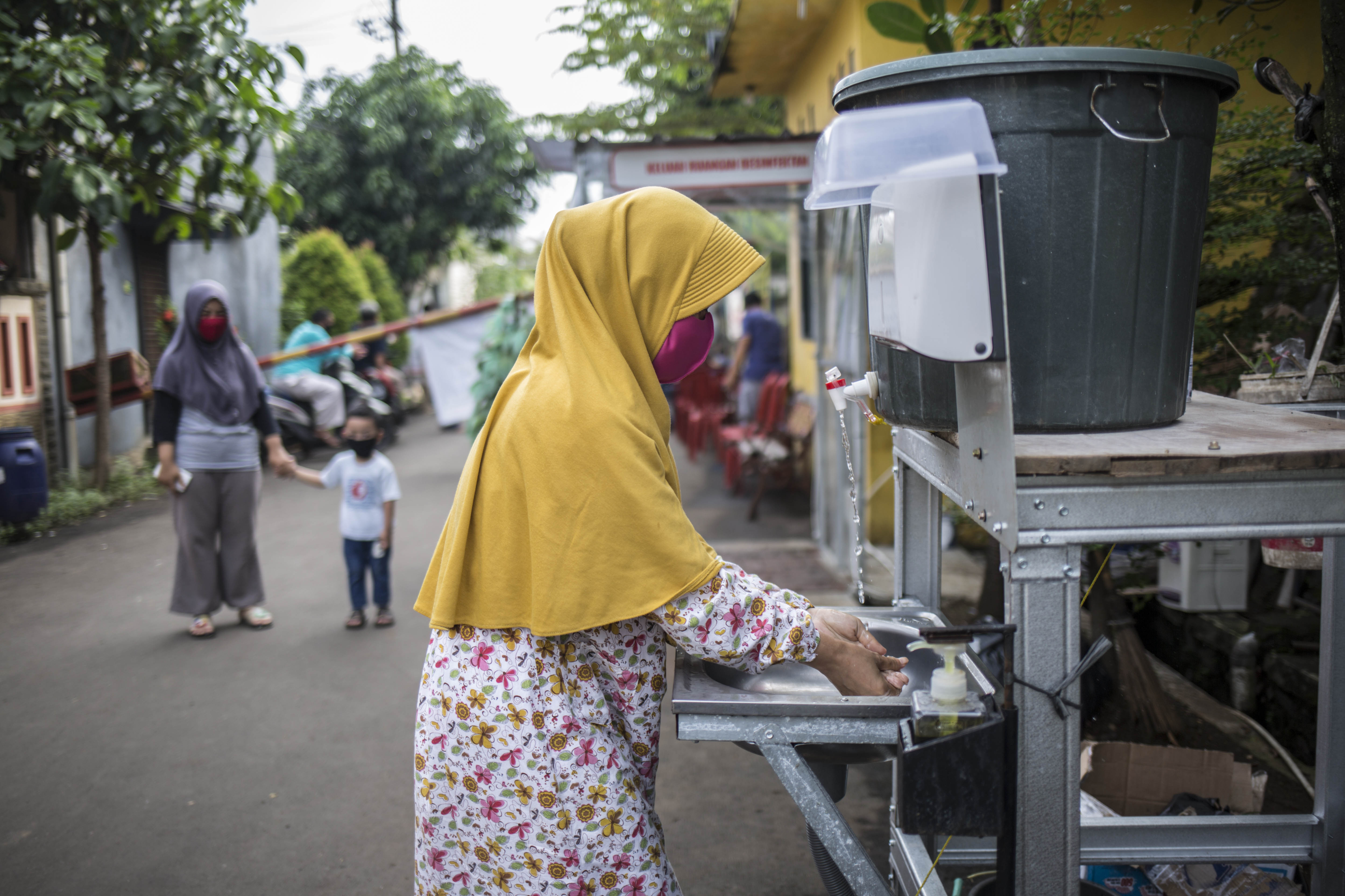 Foto Ritual Baru Berbelanja  Sayur di Masa Pembatasan 