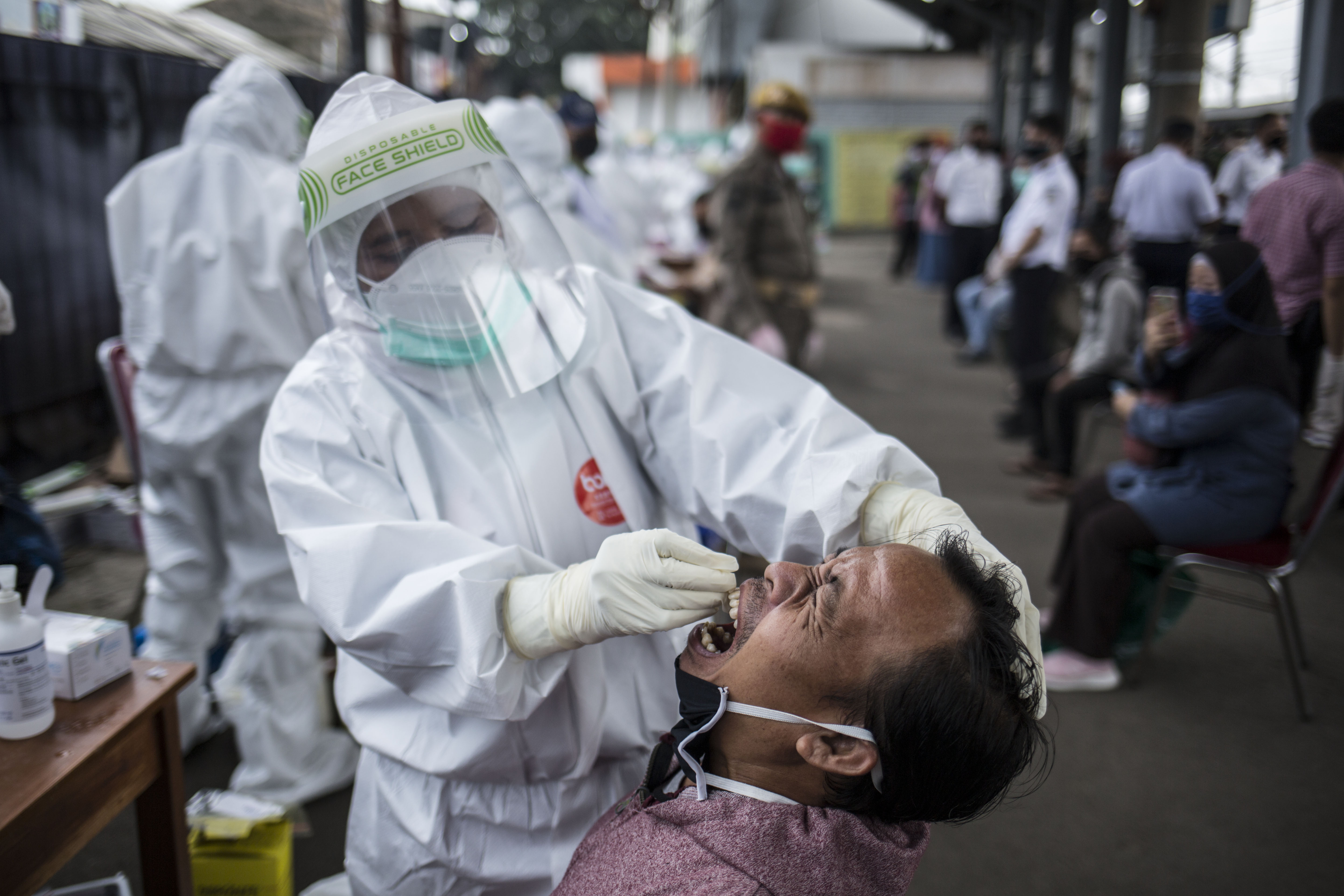 Petugas medis melakukan tes Swab COVID-19 kepada penumpang KRL Commuter Line di Stasiun Bojong Gede, Bogor, Jawa Barat, Senin (11/5). Tes swab tersebut dilakukan kepada 200 calon penumpang KRL secara acak sebagai salah satu langkah untuk mendeteksi dan mencegah penyebaran virus COVID-19 di transportasi umum. Swab Test Masal di Stasiun KRL Bojong Gede