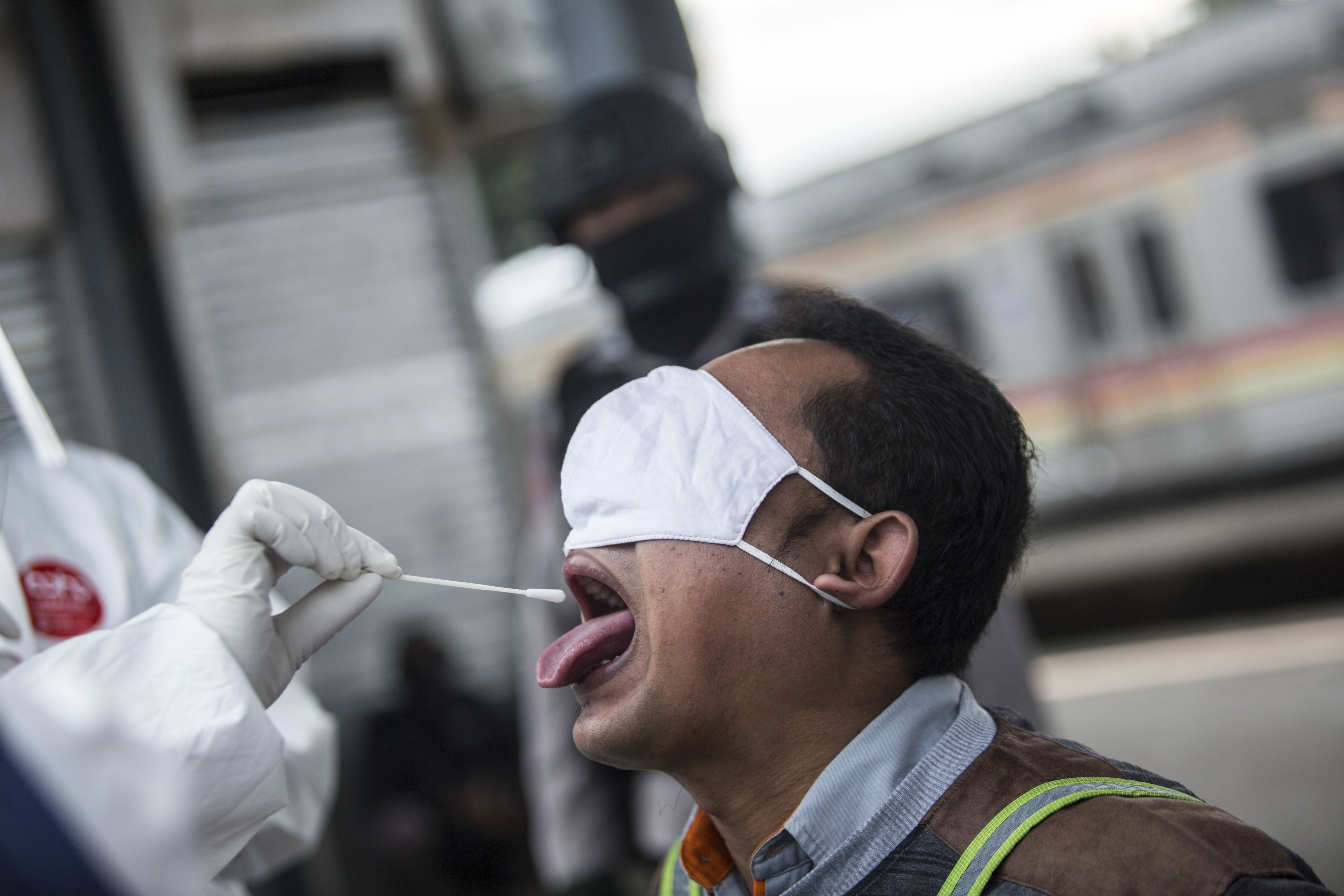 Petugas medis melakukan tes Swab COVID-19 kepada penumpang KRL Commuter Line di Stasiun Bojong Gede, Bogor, Jawa Barat, Senin (11/5). Tes swab tersebut dilakukan kepada 200 calon penumpang KRL secara acak sebagai salah satu langkah untuk mendeteksi dan mencegah penyebaran virus COVID-19 di transportasi umum. Swab Test Masal di Stasiun KRL Bojong Gede