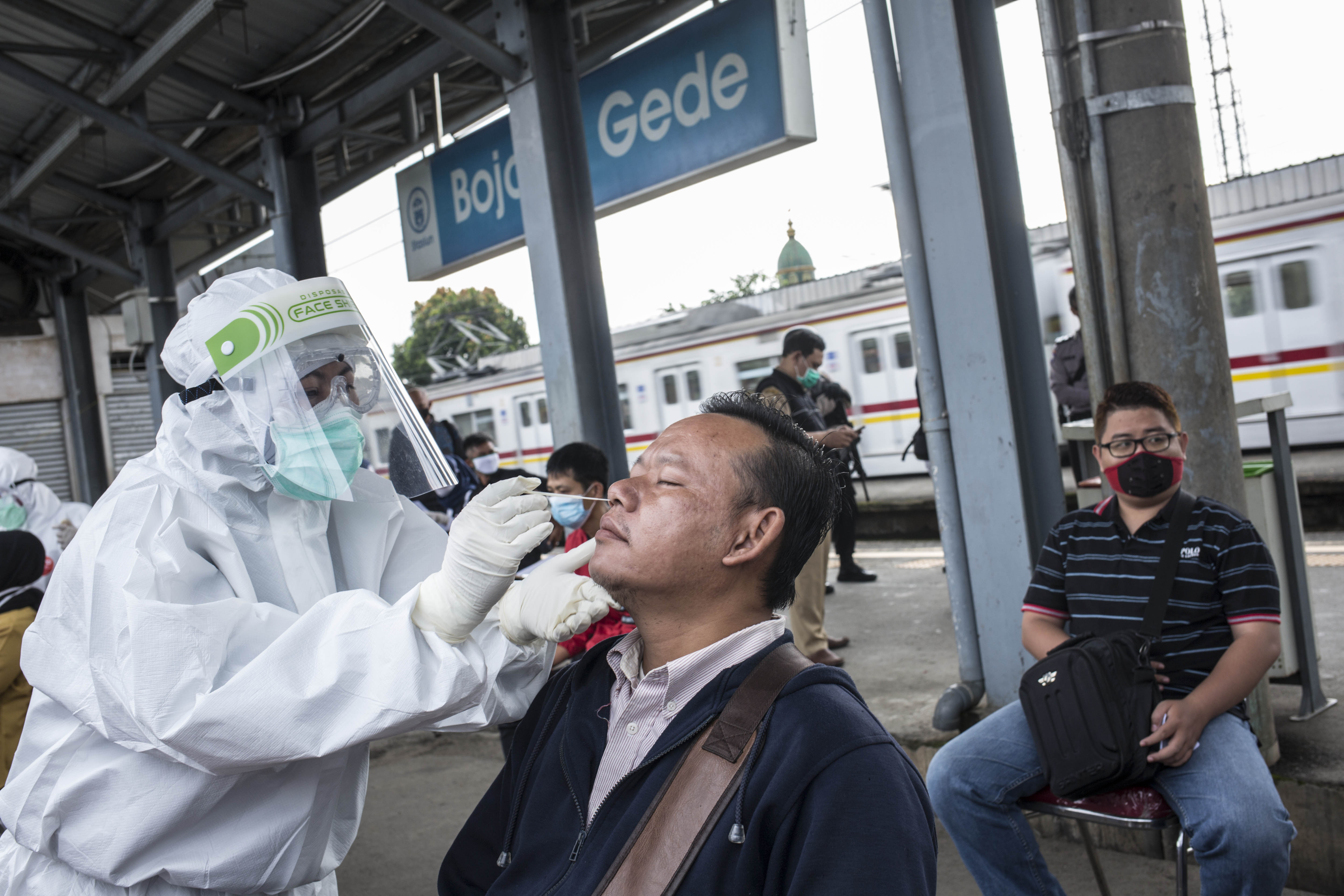 Petugas medis melakukan tes Swab COVID-19 kepada penumpang KRL Commuter Line di Stasiun Bojong Gede, Bogor, Jawa Barat, Senin (11/5). Tes swab tersebut dilakukan kepada 200 calon penumpang KRL secara acak sebagai salah satu langkah untuk mendeteksi dan mencegah penyebaran virus COVID-19 di transportasi umum. Swab Test Masal di Stasiun KRL Bojong Gede