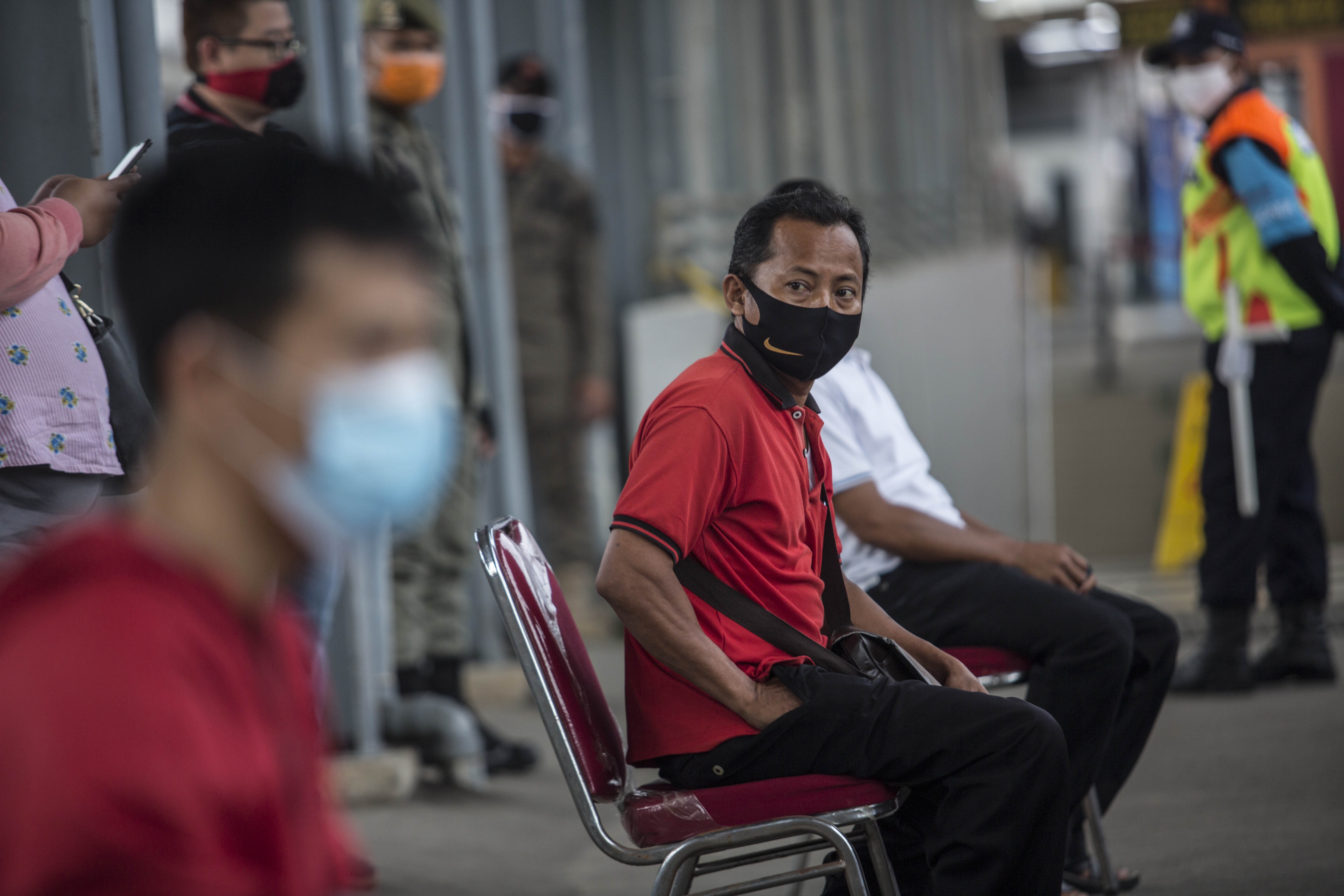 Penumpang KRL Commuter Line menunggu giliran swab test masal Covid -19 di Stasiun Bojong Gede, Bogor, Jawa Barat, Senin (11/5). Tes swab tersebut dilakukan kepada 200 calon penumpang KRL secara acak sebagai salah satu langkah untuk mendeteksi dan mencegah penyebaran virus COVID-19 di transportasi umum. Swab Test Masal di Stasiun KRL Bojong Gede